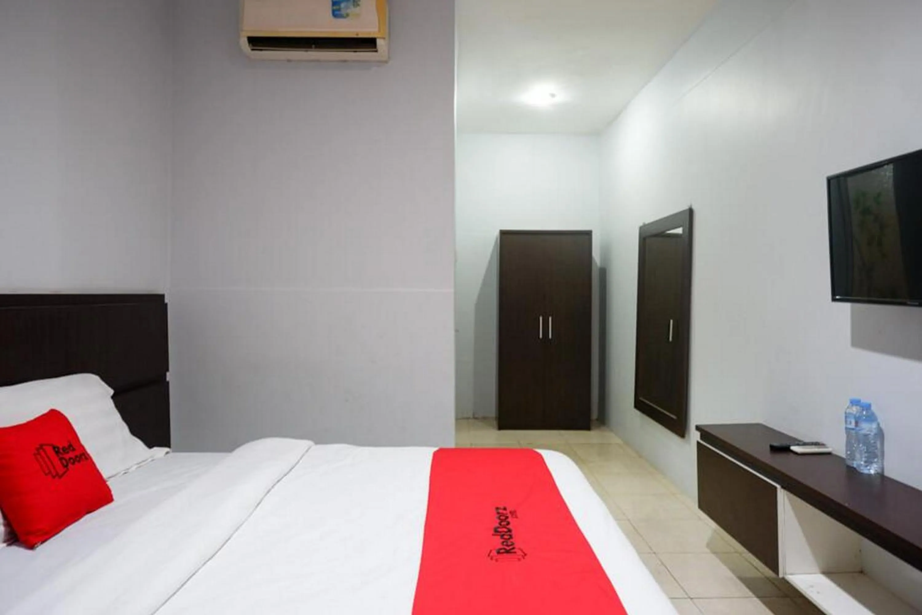 Bedroom, Bed in RedDoorz Plus at Hotel Srikandi Kendari