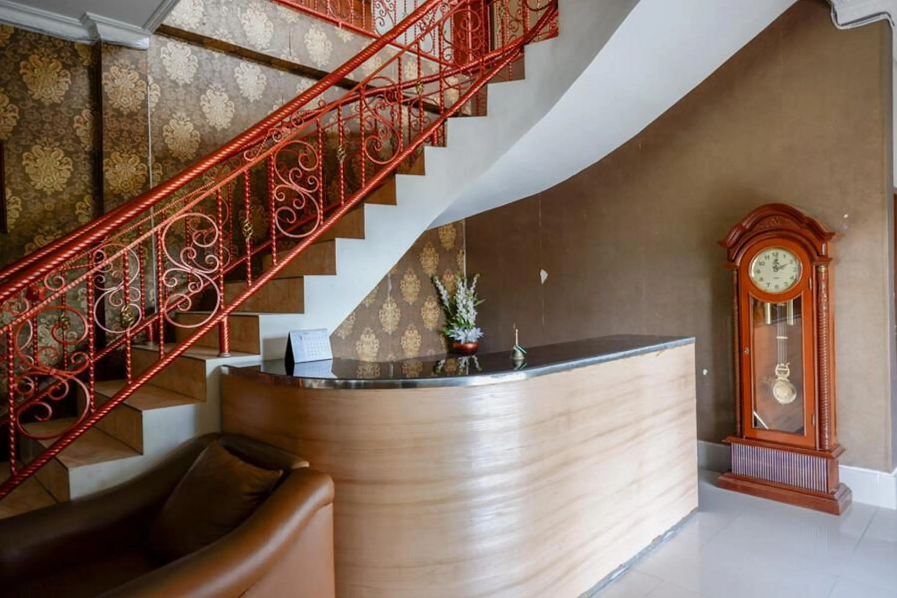 Lobby or reception in RedDoorz Plus at Hotel Srikandi Kendari