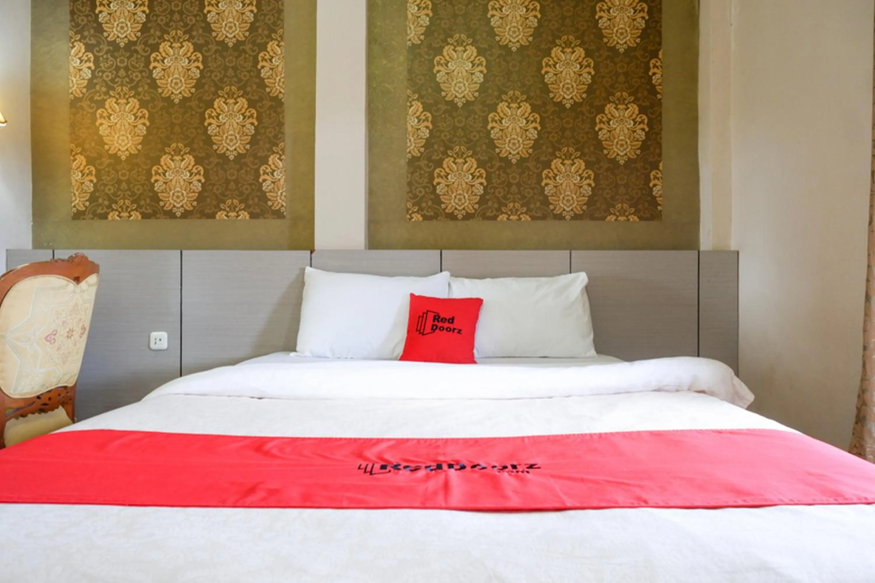 Bedroom, Bed in RedDoorz Plus at Hotel Srikandi Kendari