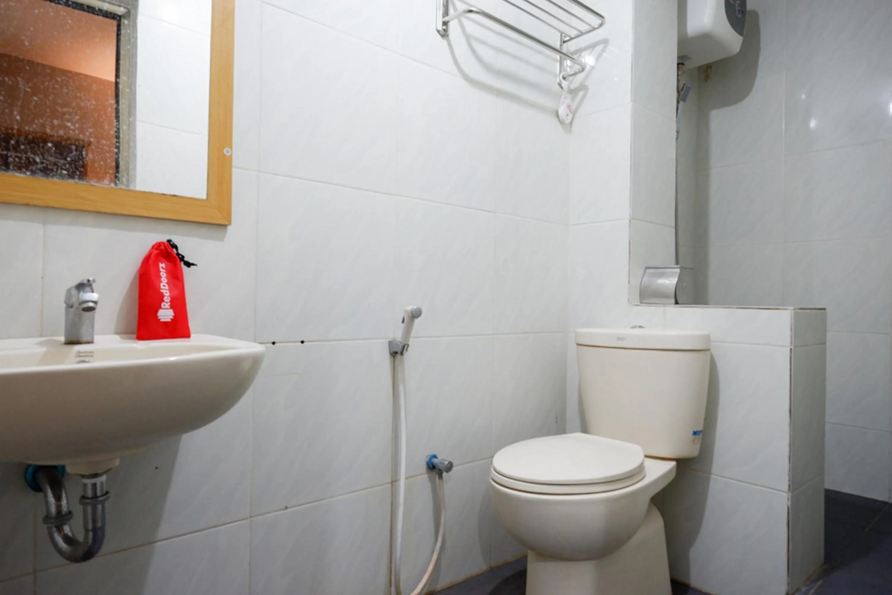 Bathroom in RedDoorz Plus at Hotel Srikandi Kendari