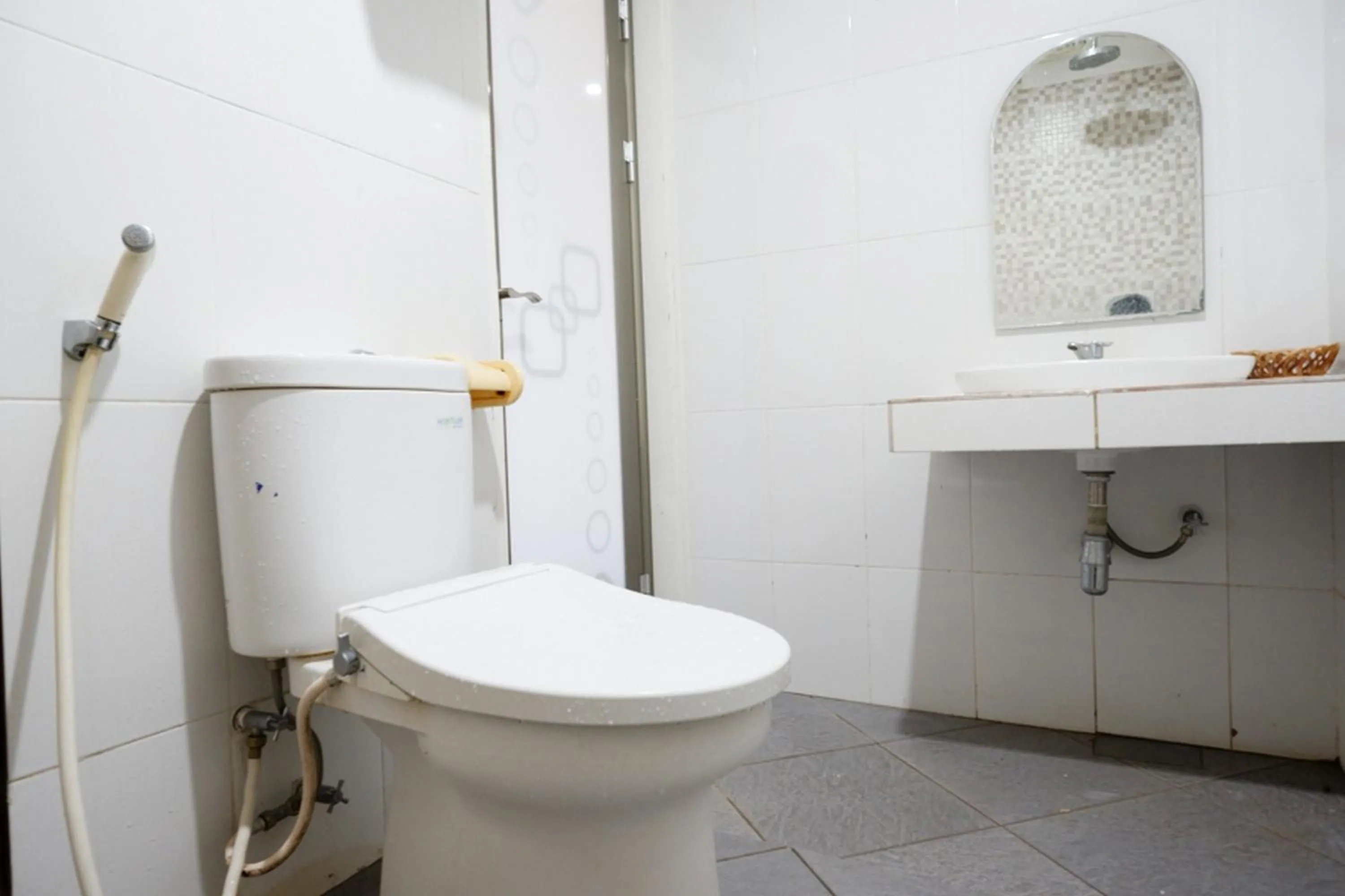 Bathroom in RedDoorz Plus at Hotel Srikandi Kendari