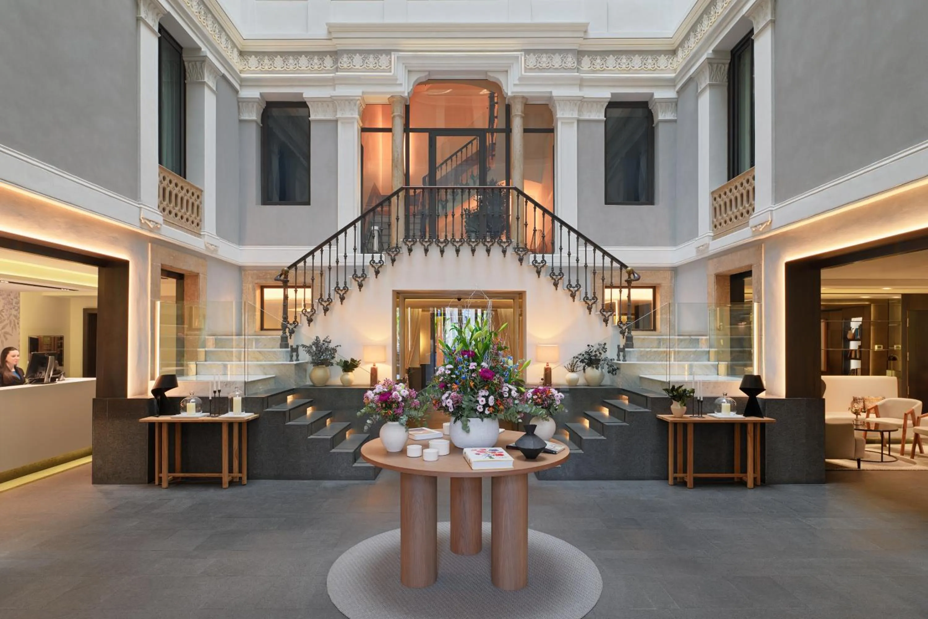 Lobby or reception in H10 Urquinaona Plaza