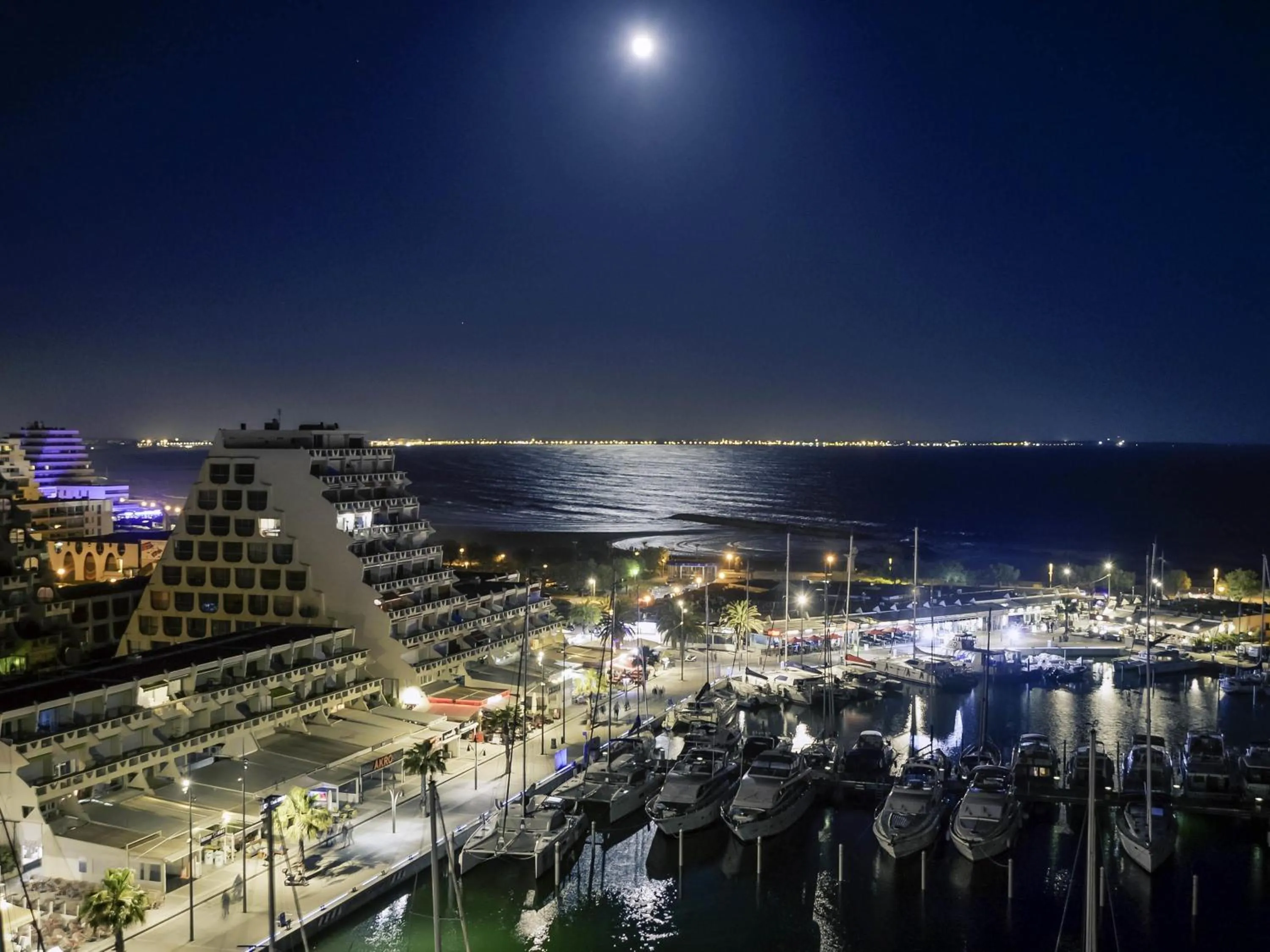 Classic Twin Room with Harbor View in Mercure Port La Grande Motte