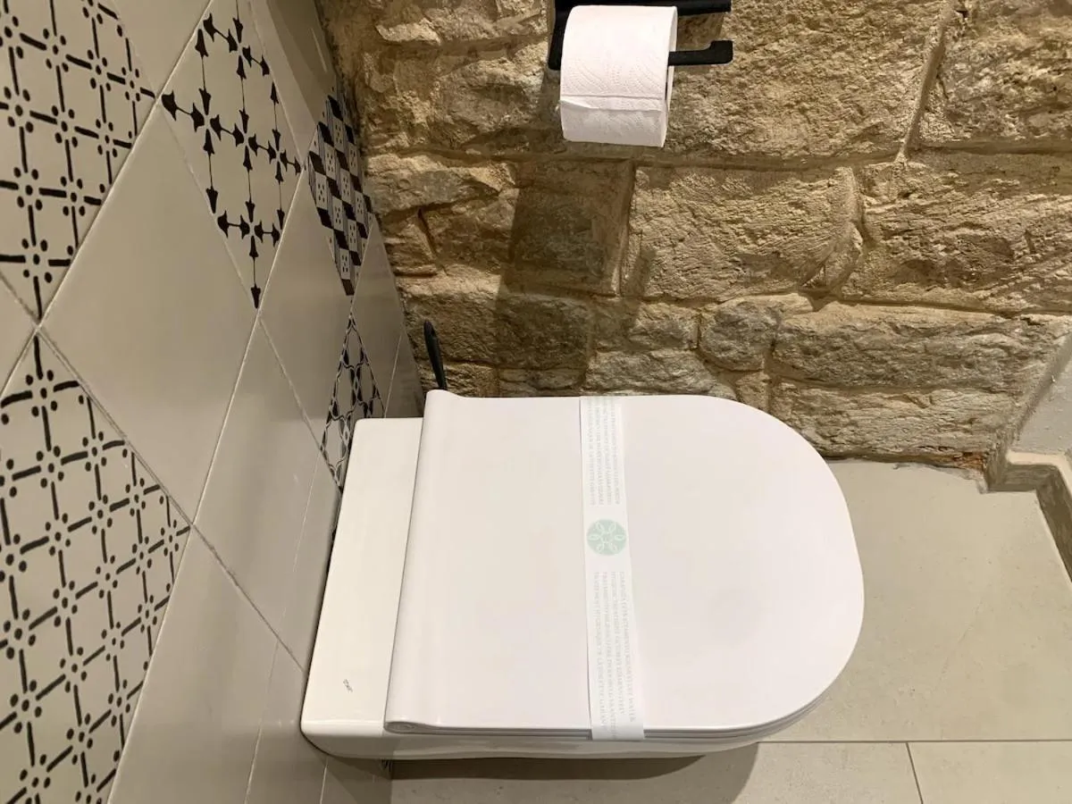 Bathroom in Locus Pendinelli Trani