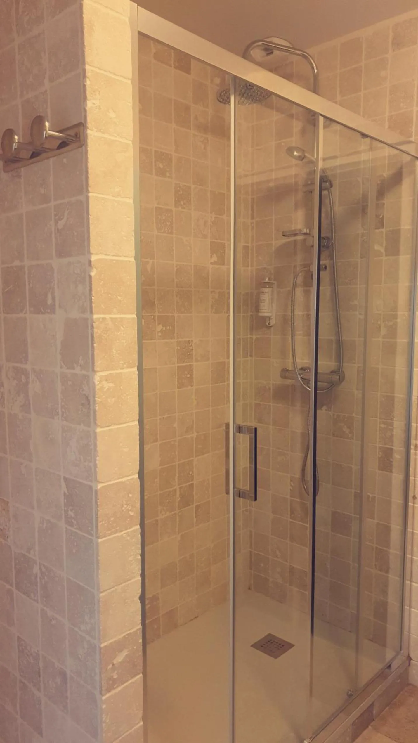 Shower in Le Central Boutique Hôtel