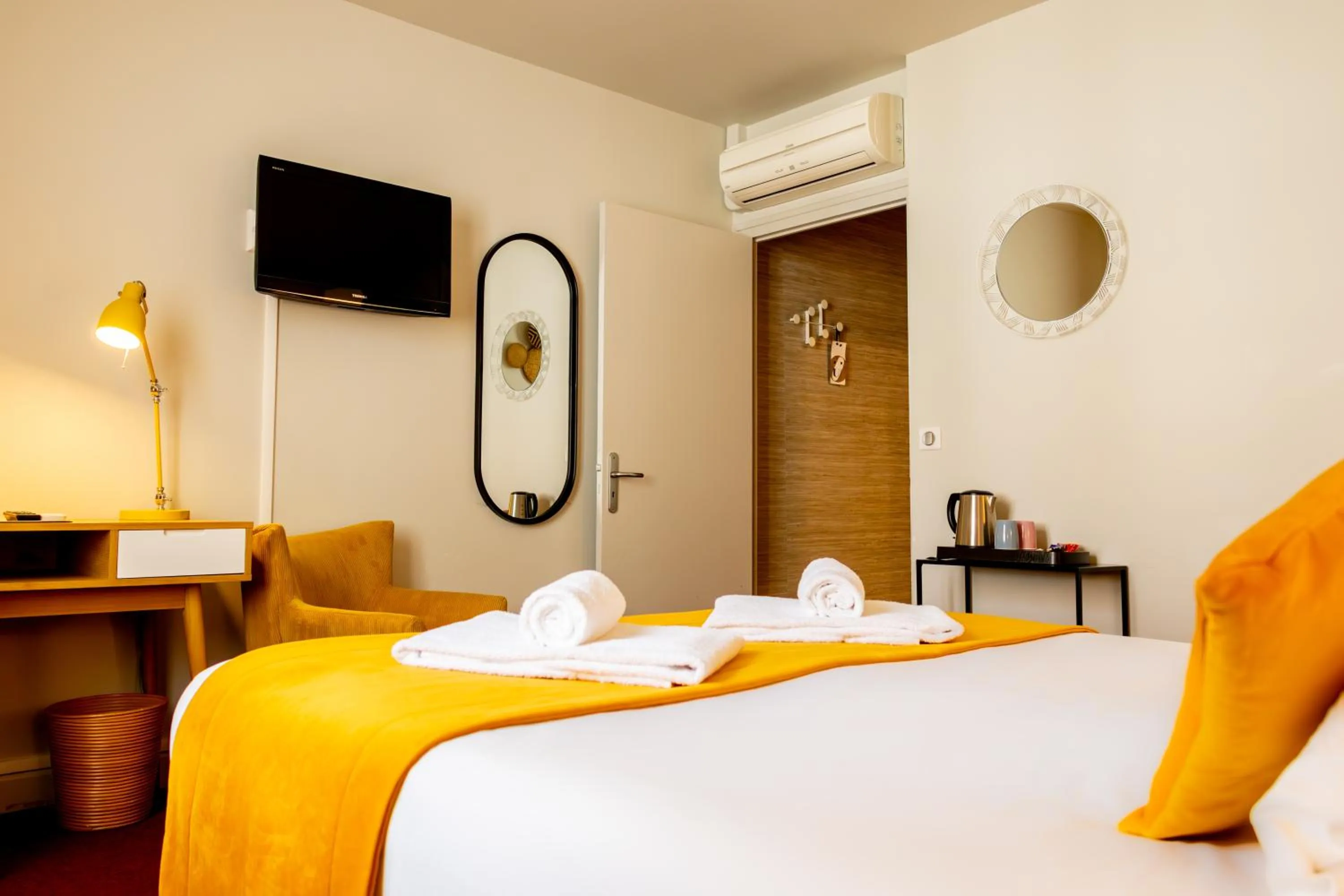 Bed in Le Central Boutique Hôtel