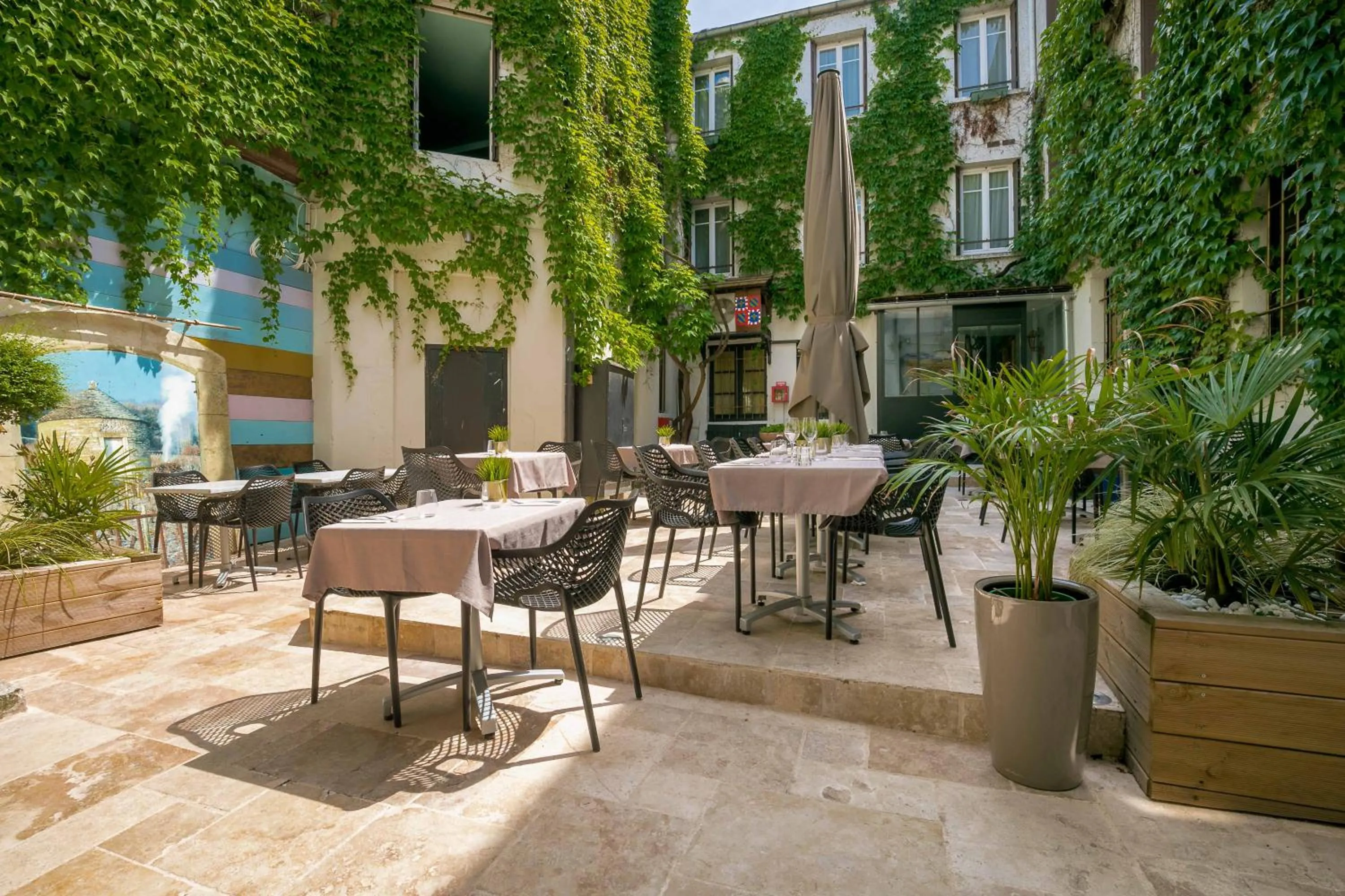 Patio in Le Central Boutique Hôtel