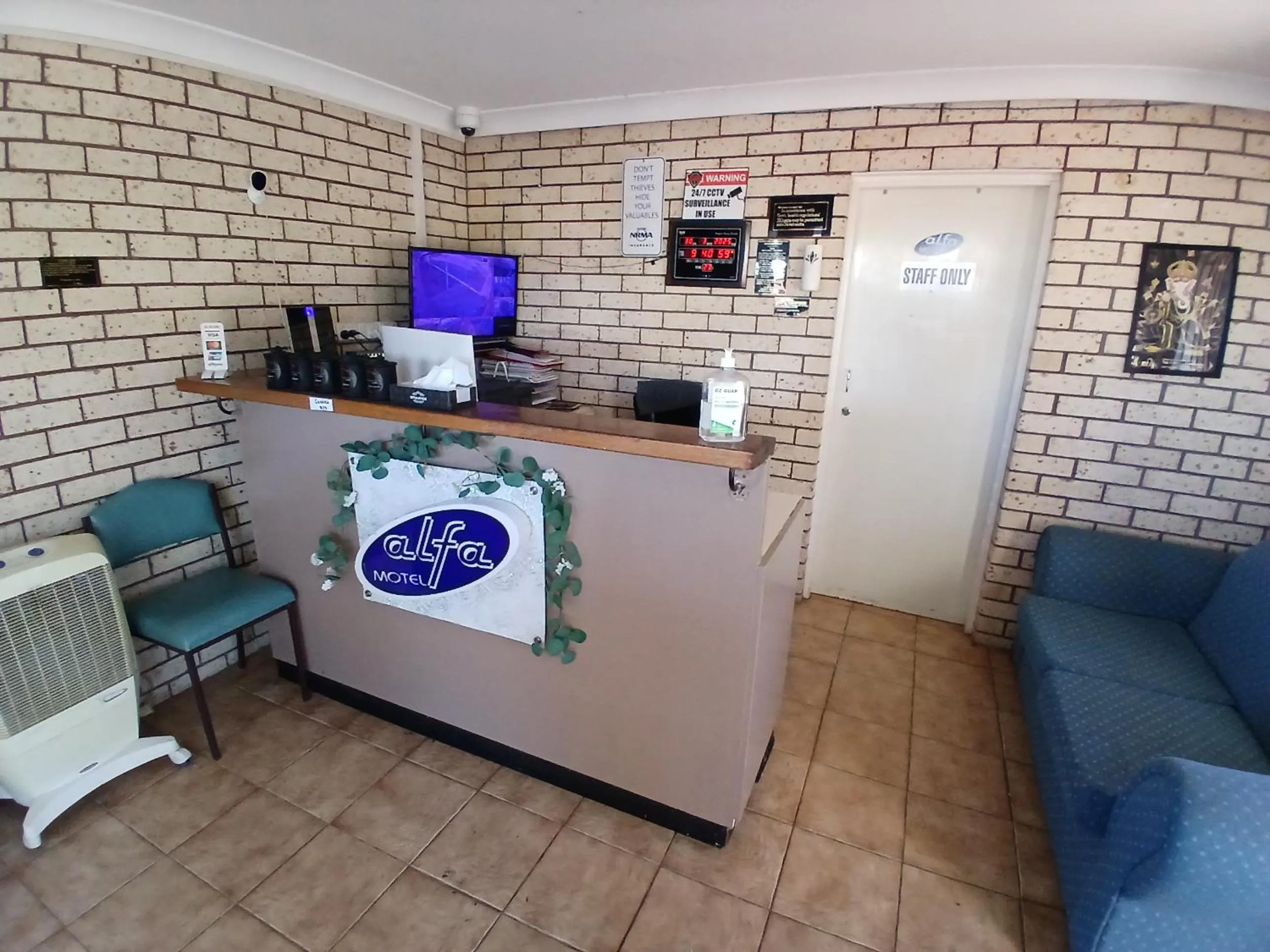 Text overlay in Alfa motel