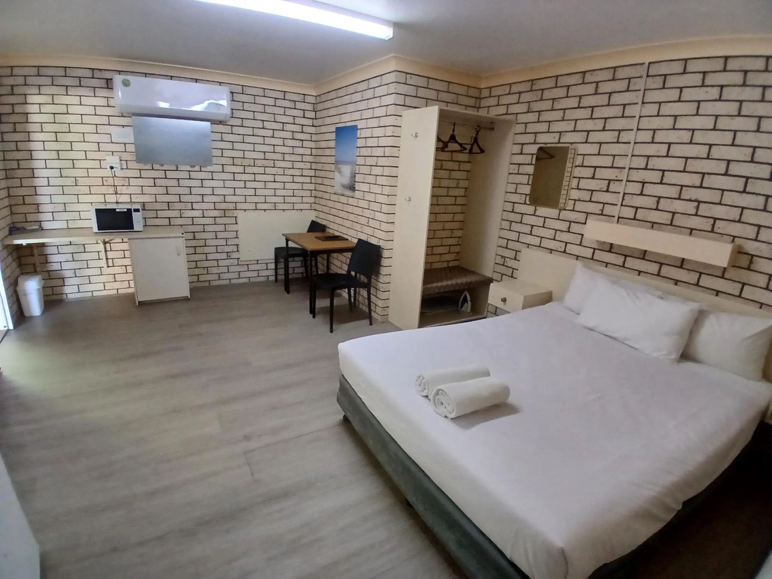 Photo of the whole room, Bed in Alfa motel