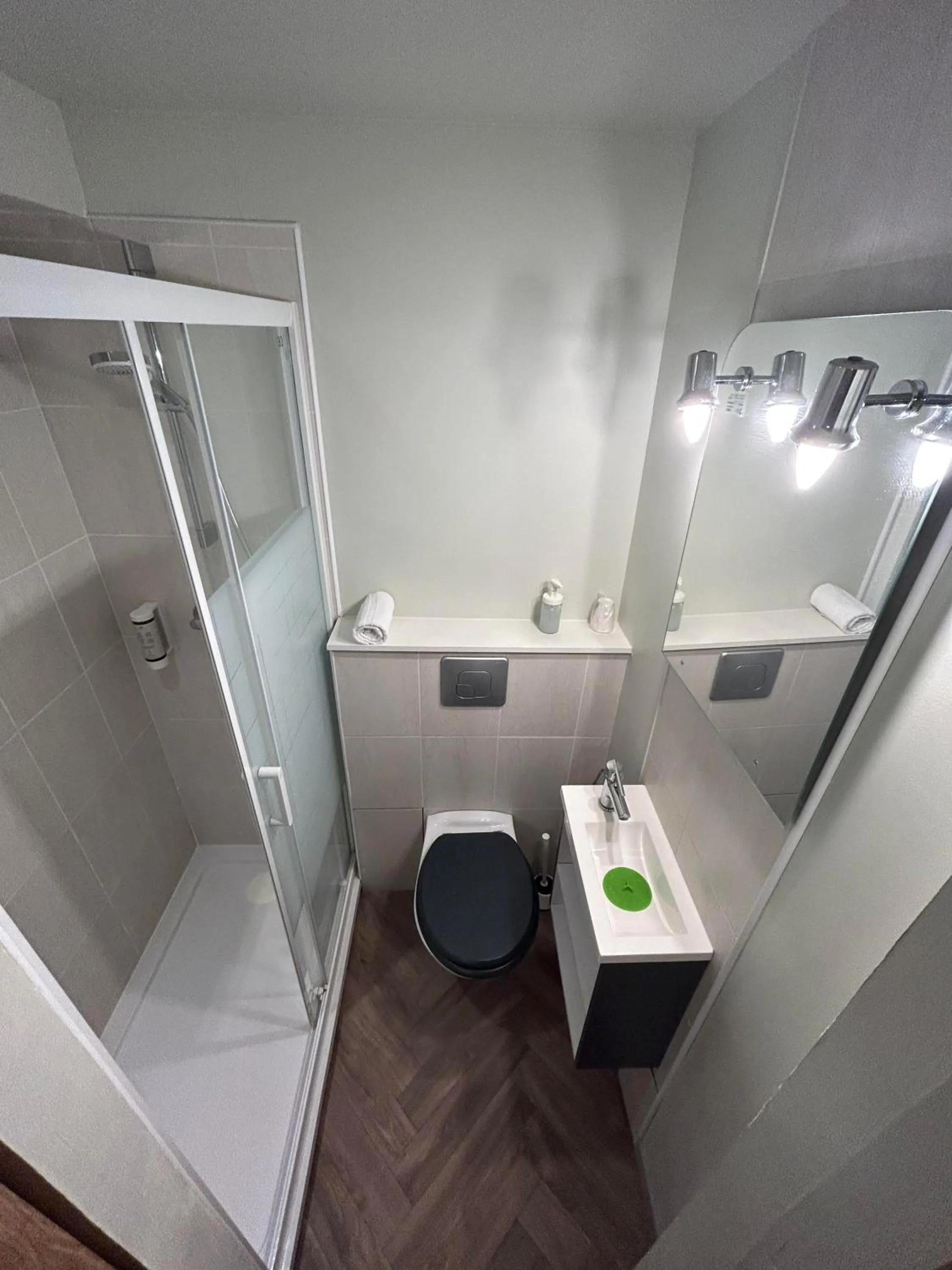 Bathroom in Initial by balladins, Hôtel Restaurant Broisin