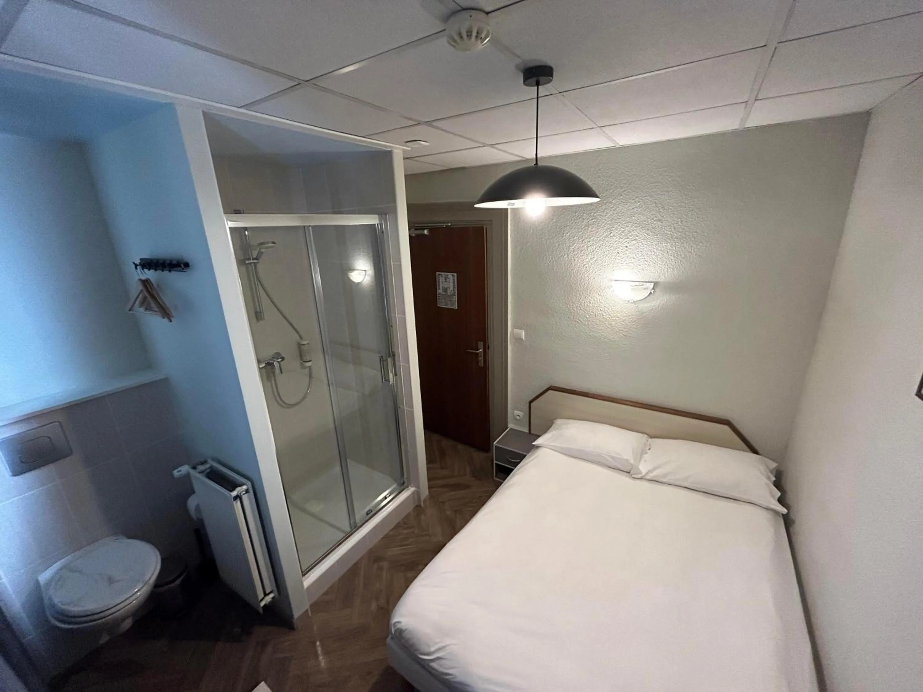 Bathroom, Bed in Initial by balladins, Hôtel Restaurant Broisin