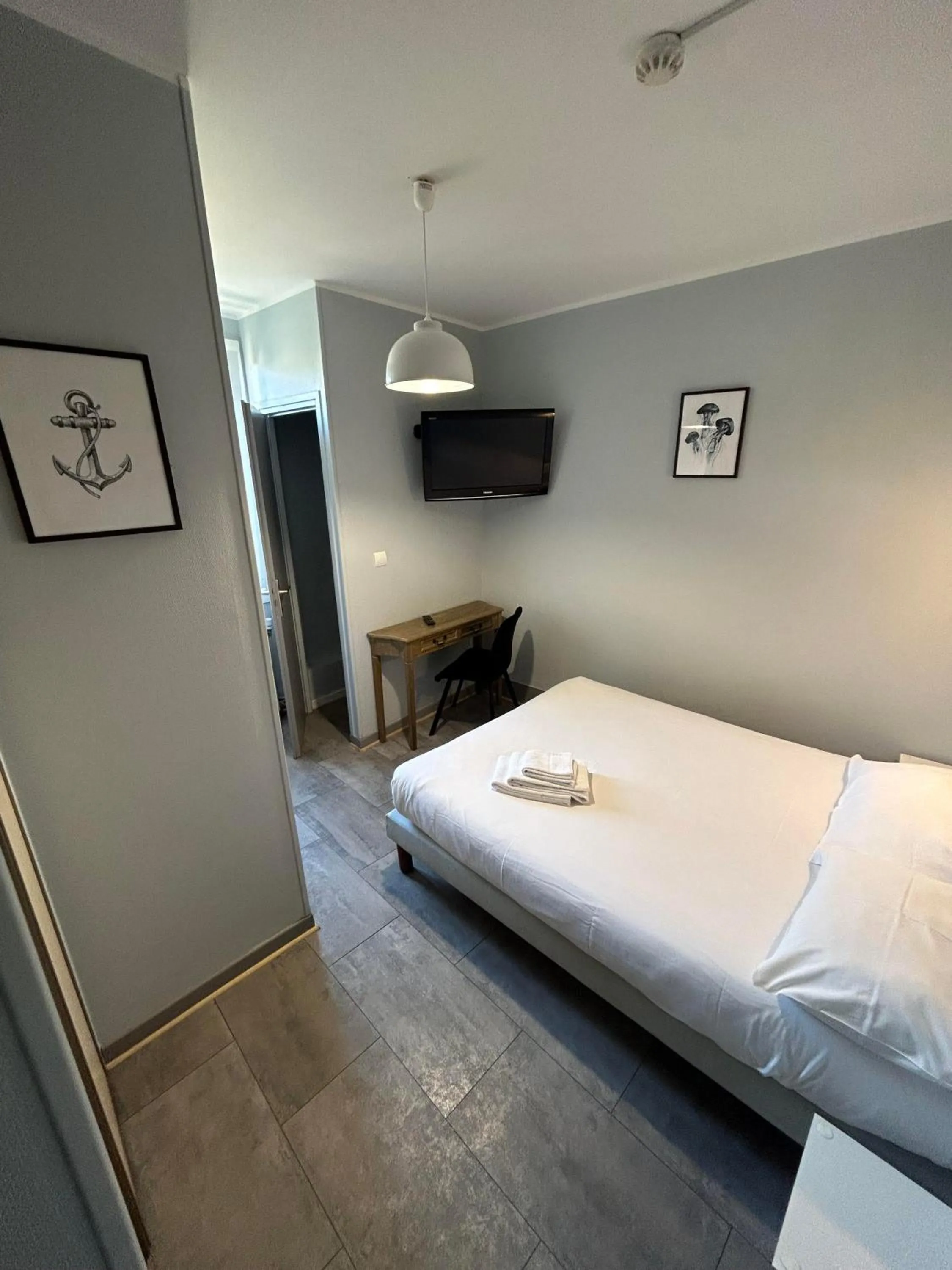 Photo of the whole room, Bed in Initial by balladins, Hôtel Restaurant Broisin