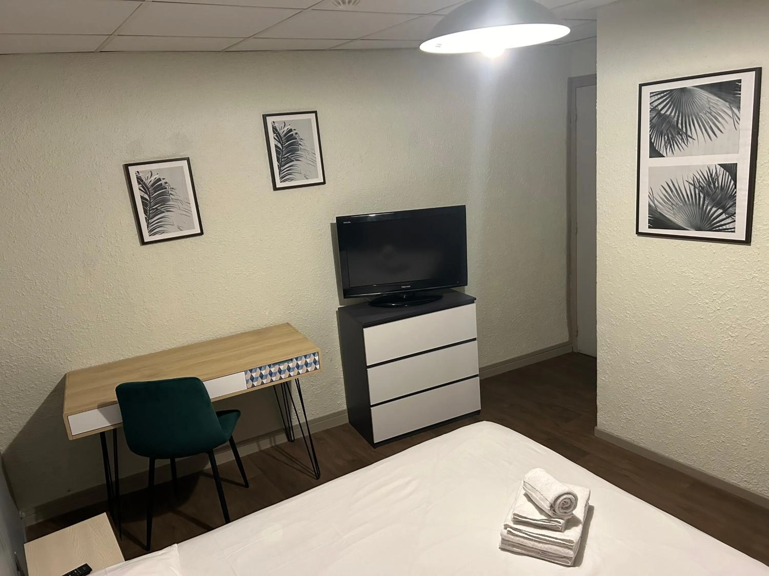 Photo of the whole room, Bed in Initial by balladins, Hôtel Restaurant Broisin