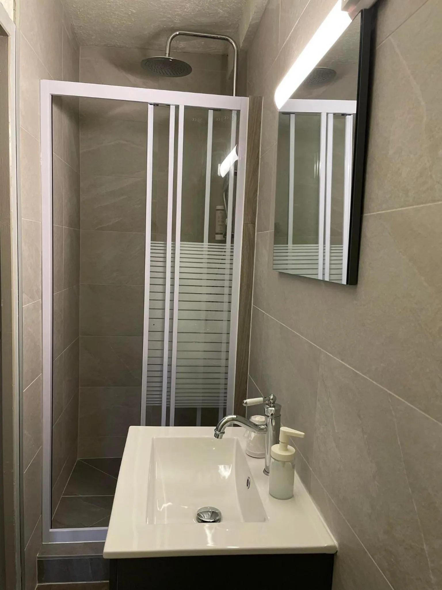 Bathroom in Initial by balladins, Hôtel Restaurant Broisin