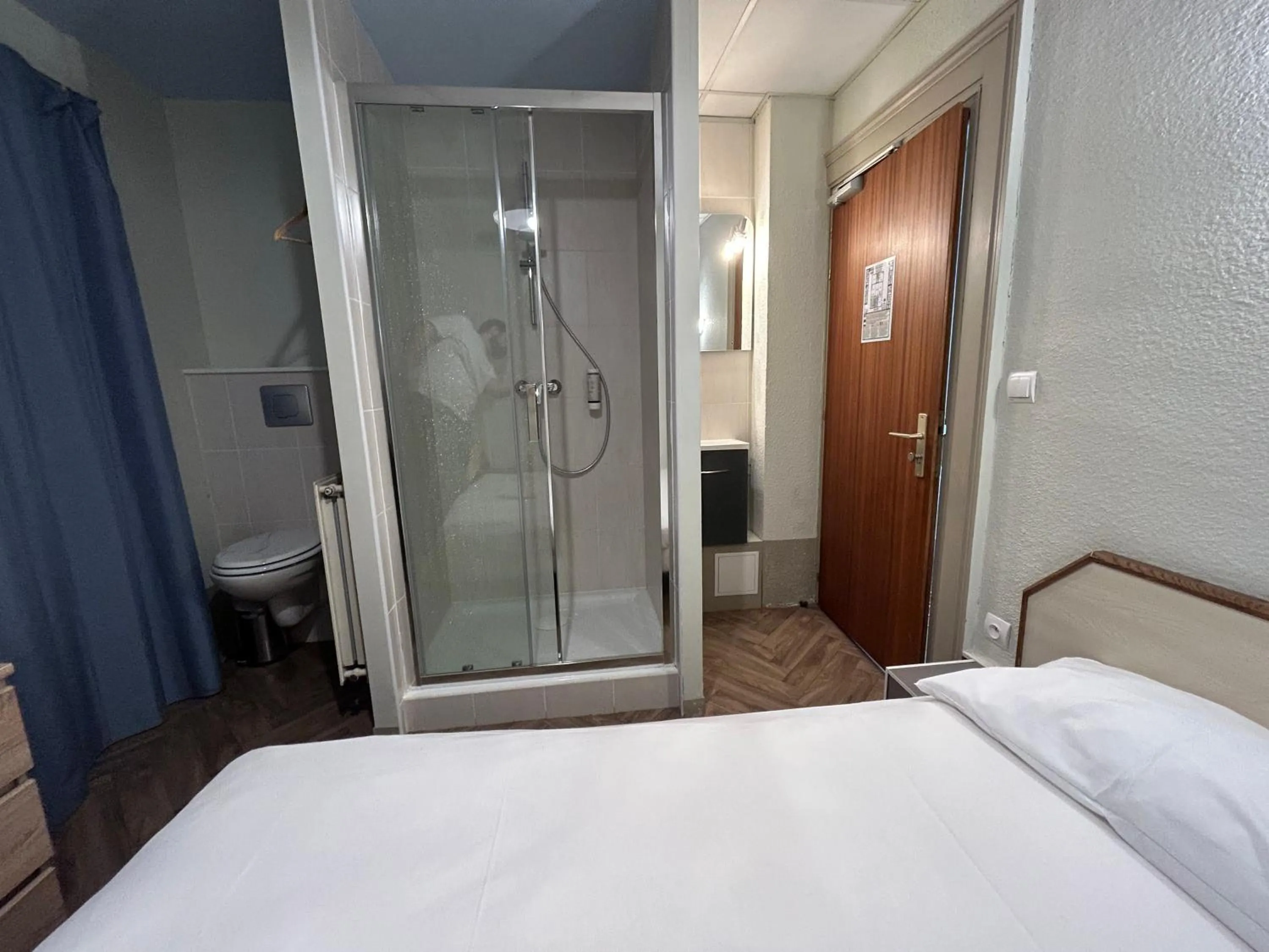 Shower, Bed in Initial by balladins, Hôtel Restaurant Broisin