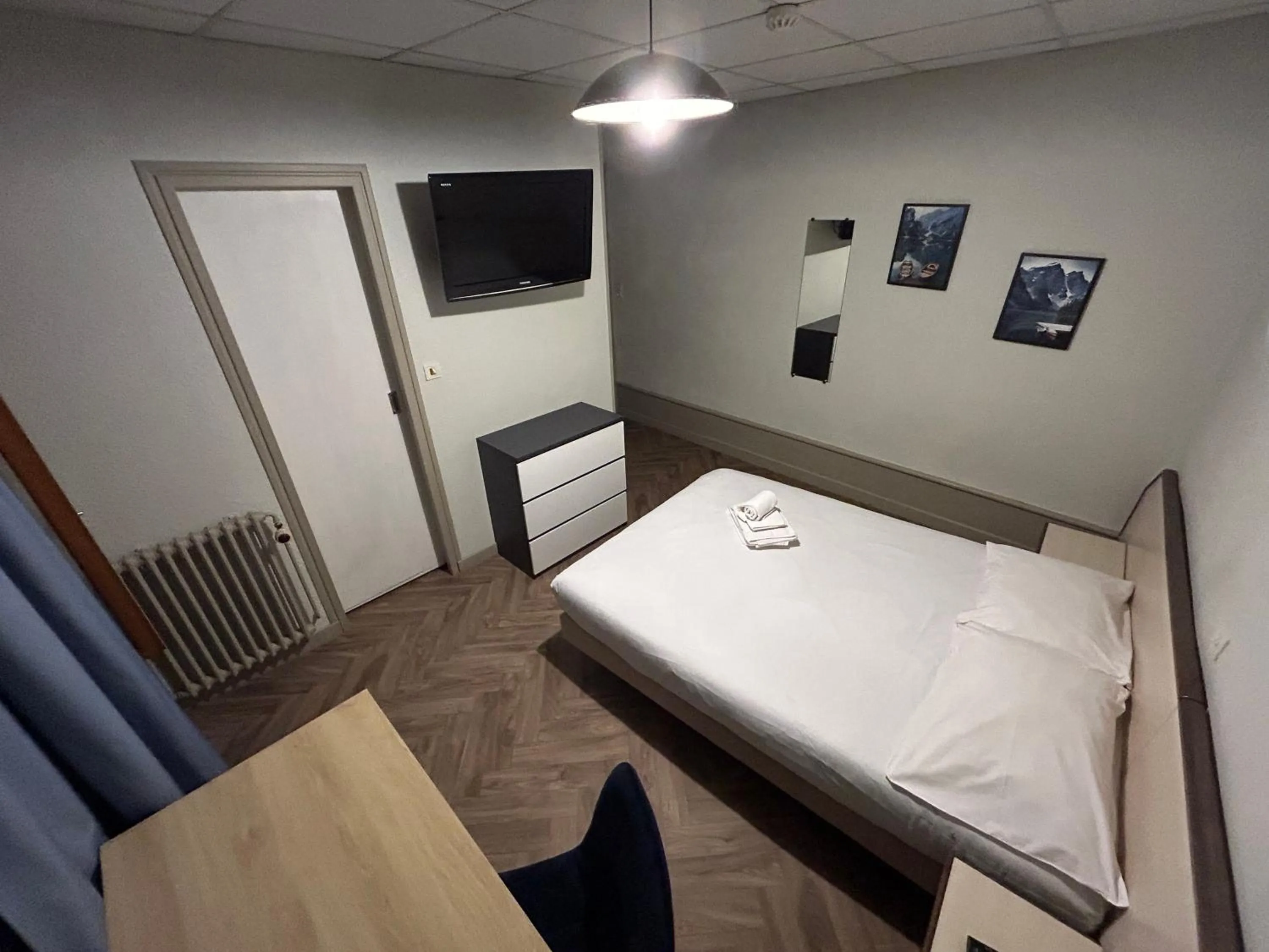 Photo of the whole room, Bed in Initial by balladins, Hôtel Restaurant Broisin