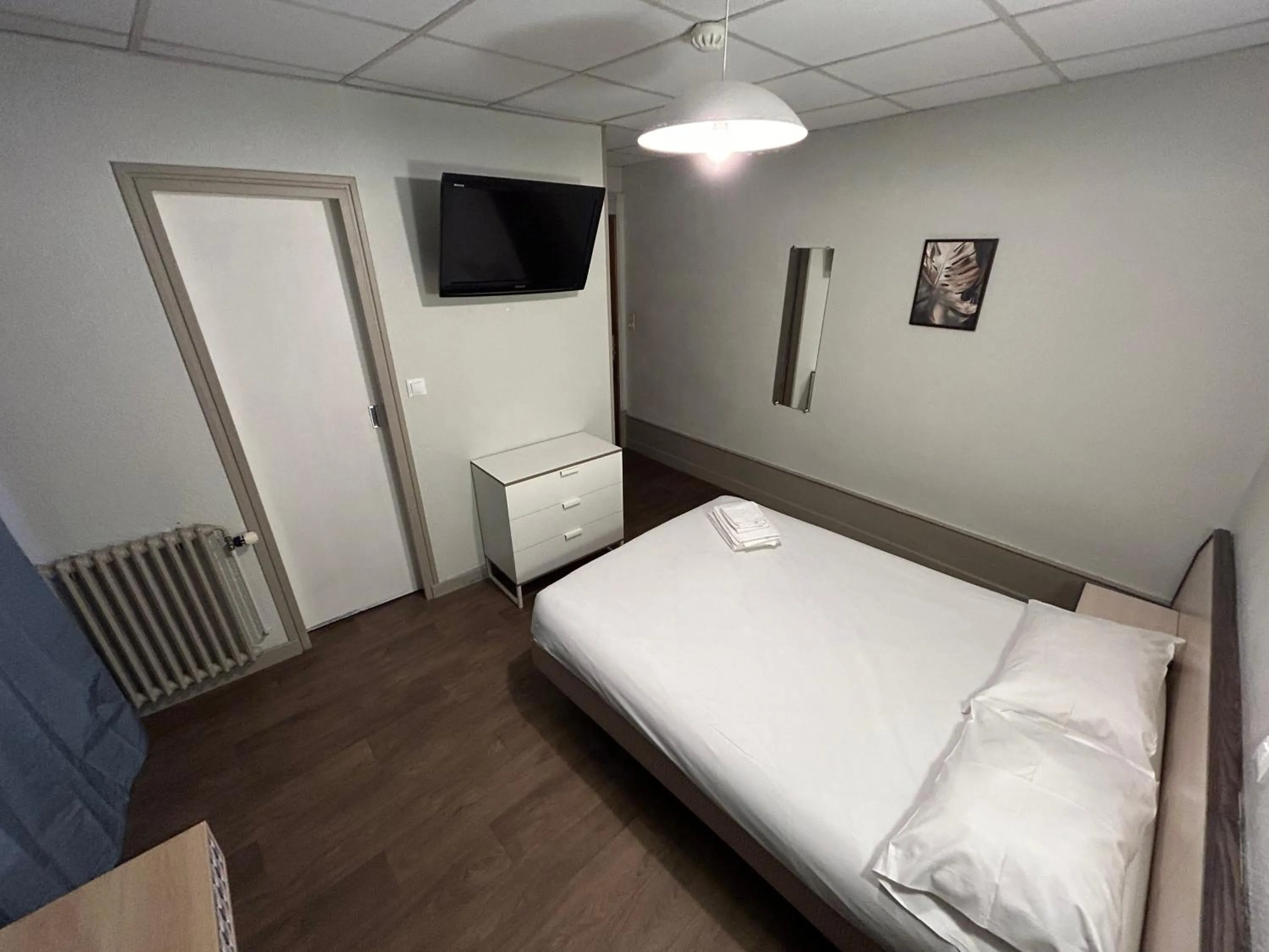 Photo of the whole room, Bed in Initial by balladins, Hôtel Restaurant Broisin