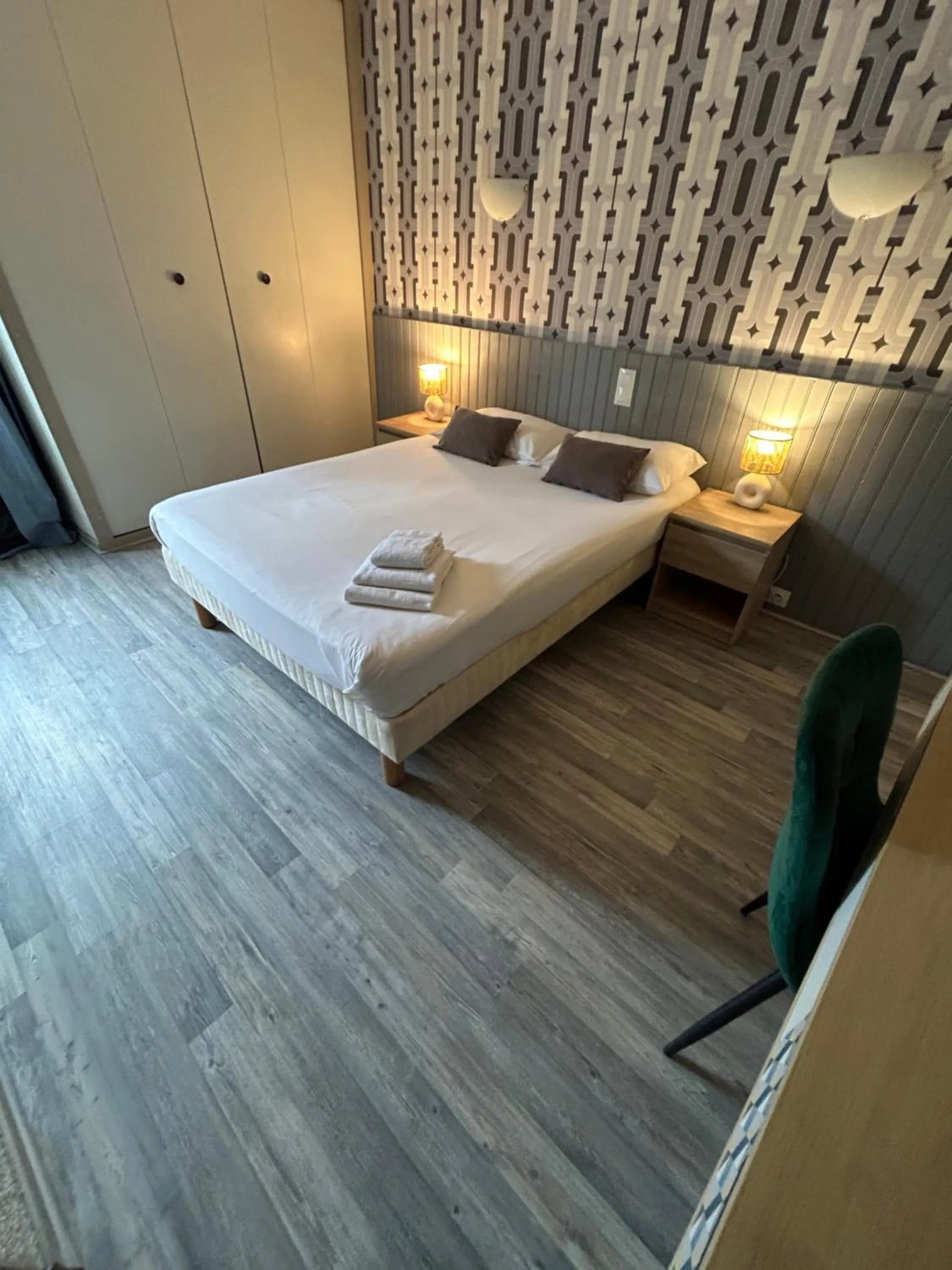 Photo of the whole room, Bed in Initial by balladins, Hôtel Restaurant Broisin