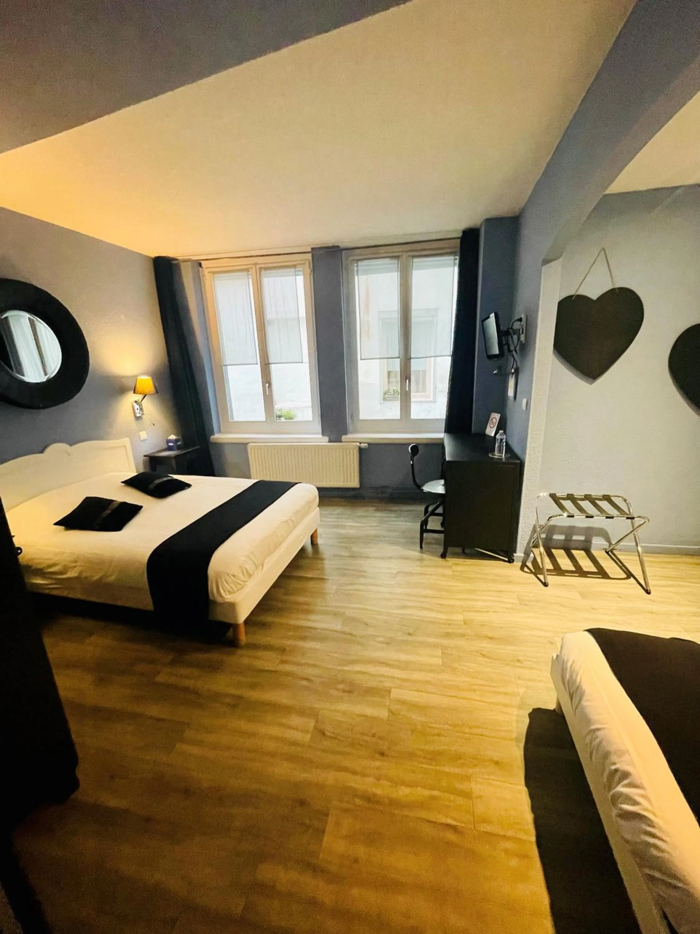 Photo of the whole room, Bed in EtC...Hôtel - Strasbourg Hyper Centre