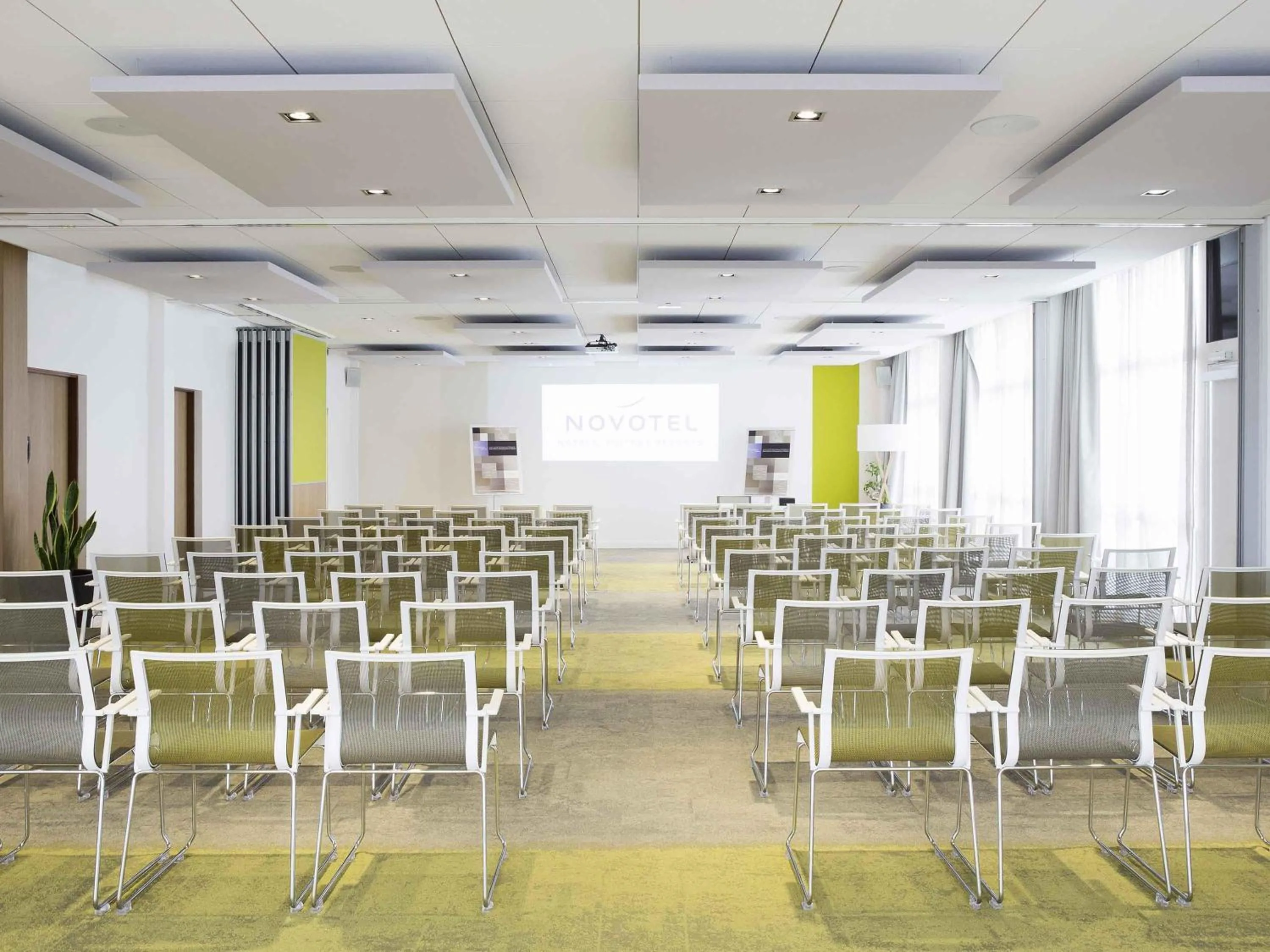 Meeting/conference room in Novotel Bordeaux Lac