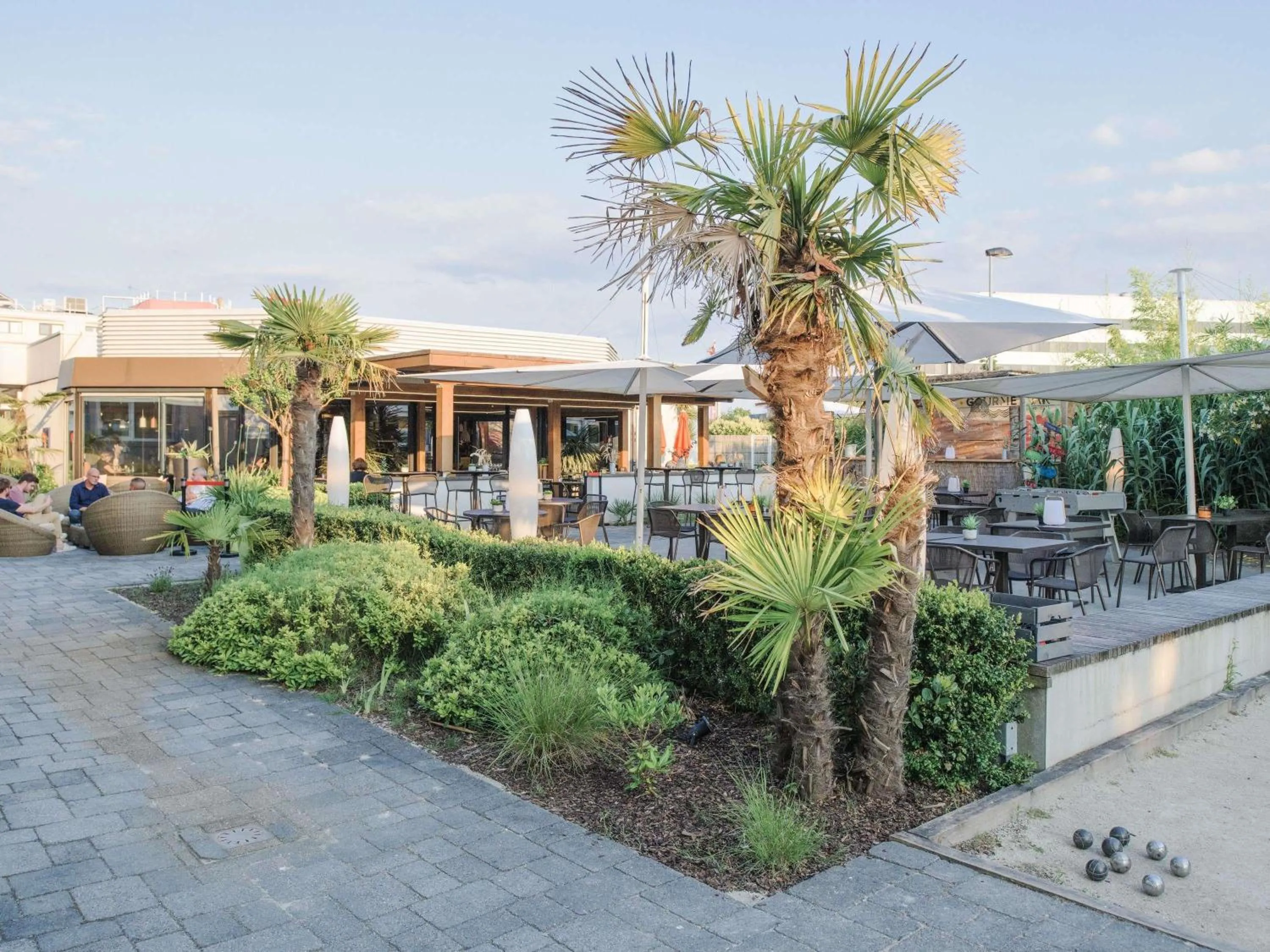 Lounge or bar in Novotel Bordeaux Lac