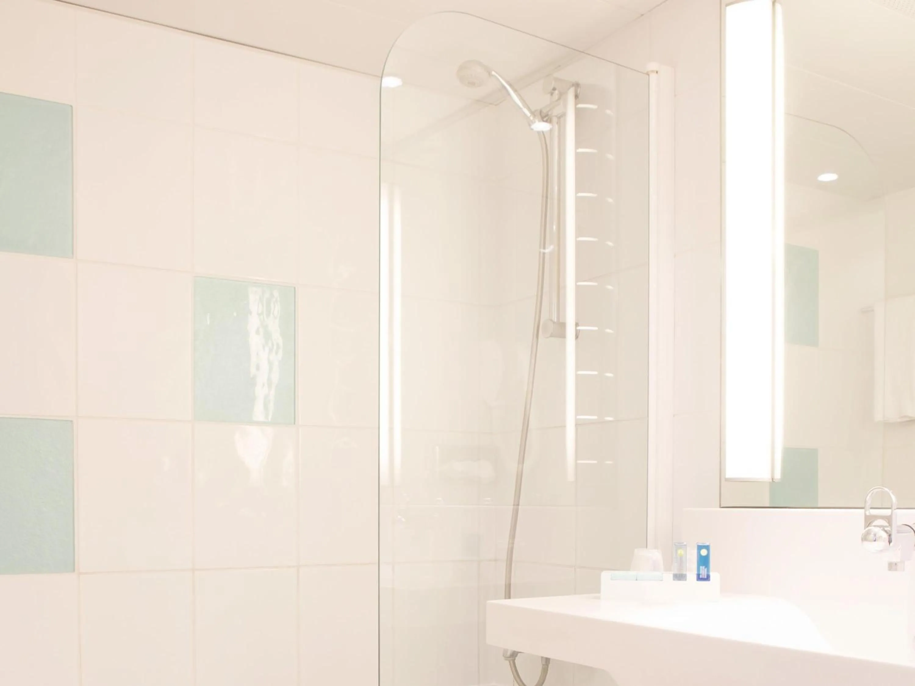 Bedroom in Novotel Bordeaux Lac