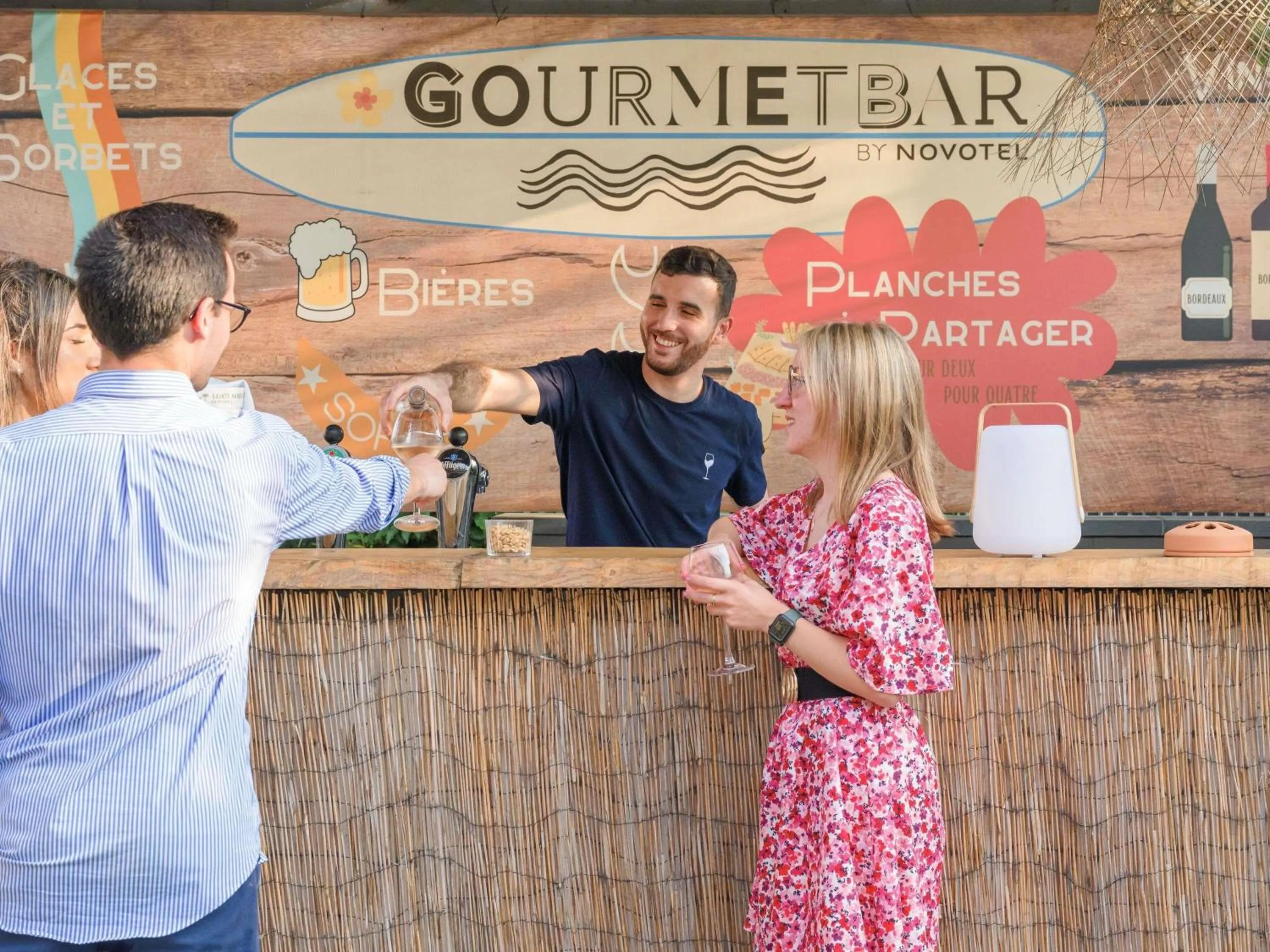 Lounge or bar in Novotel Bordeaux Lac