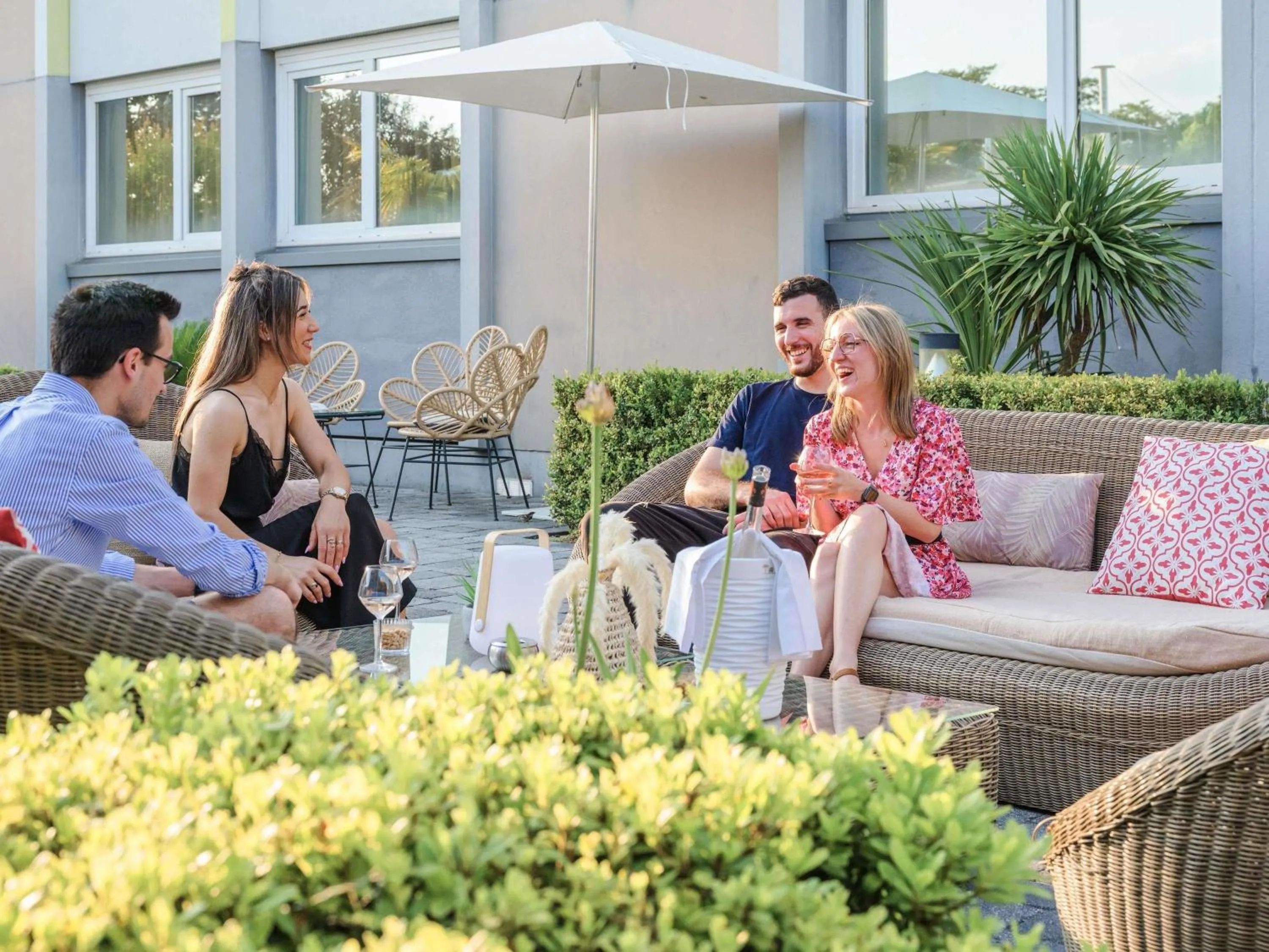 Lounge or bar in Novotel Bordeaux Lac