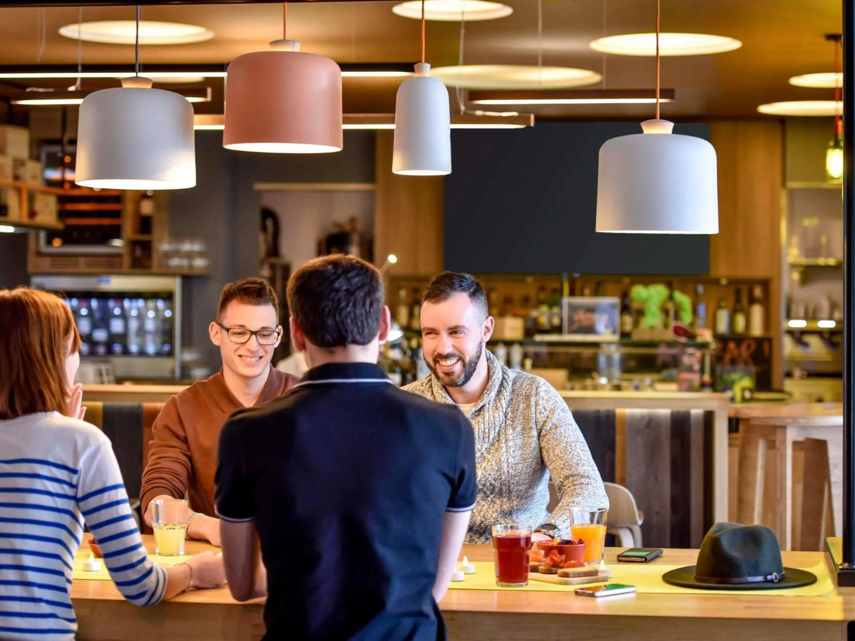 Restaurant/places to eat in Novotel Bordeaux Lac