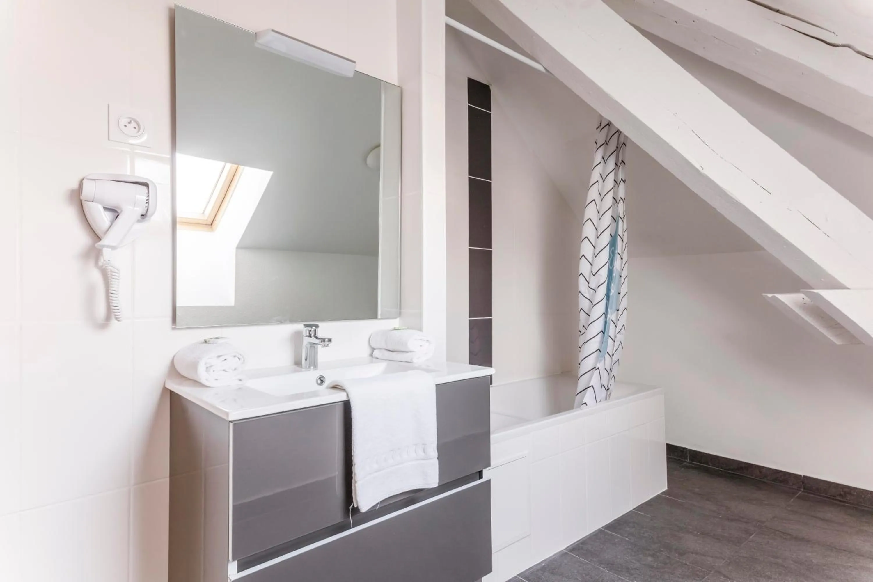 Bathroom, Bed in Residhotel Le Central'Gare