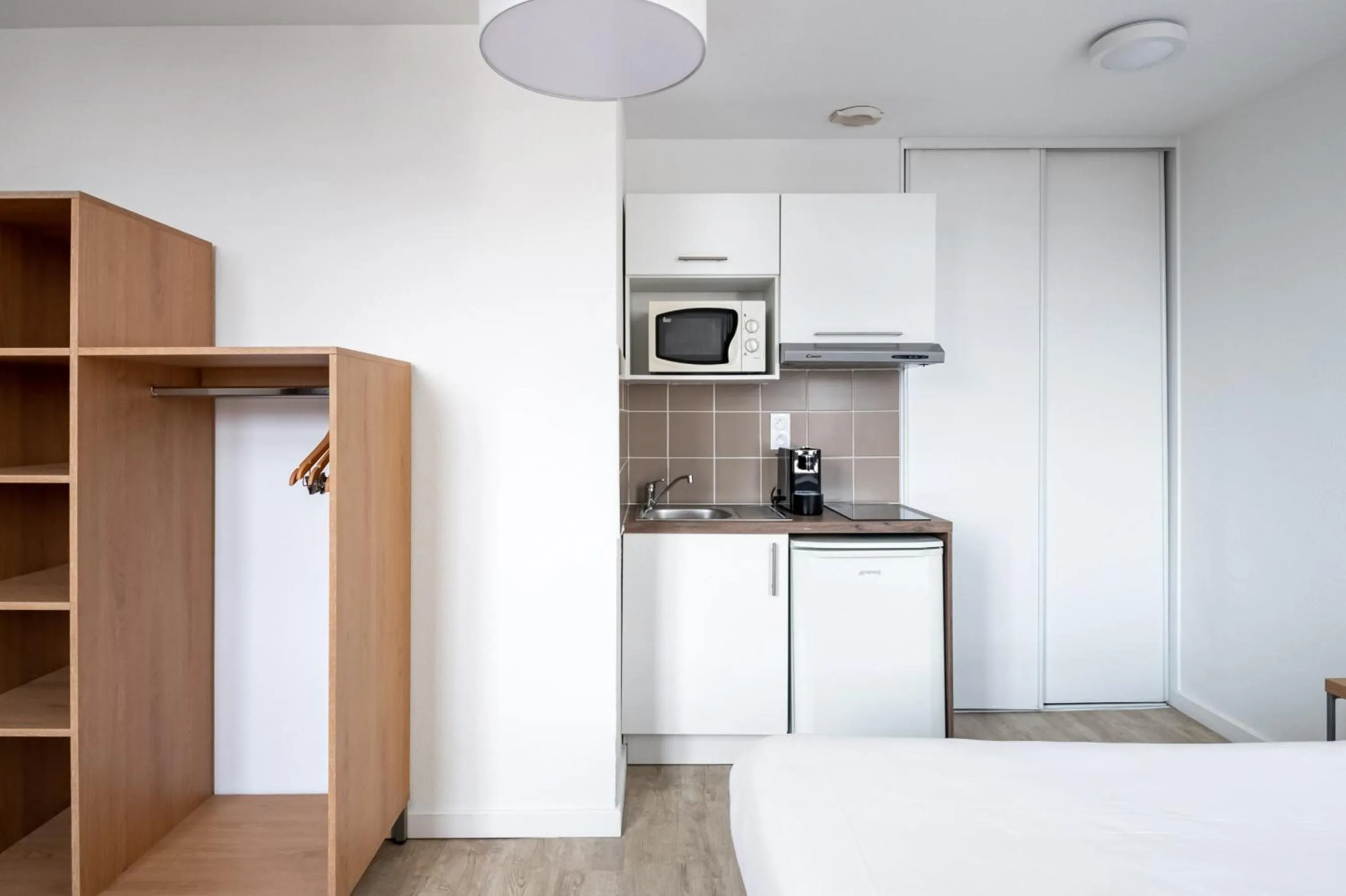 Kitchen or kitchenette, Bed in Residhotel Le Central'Gare