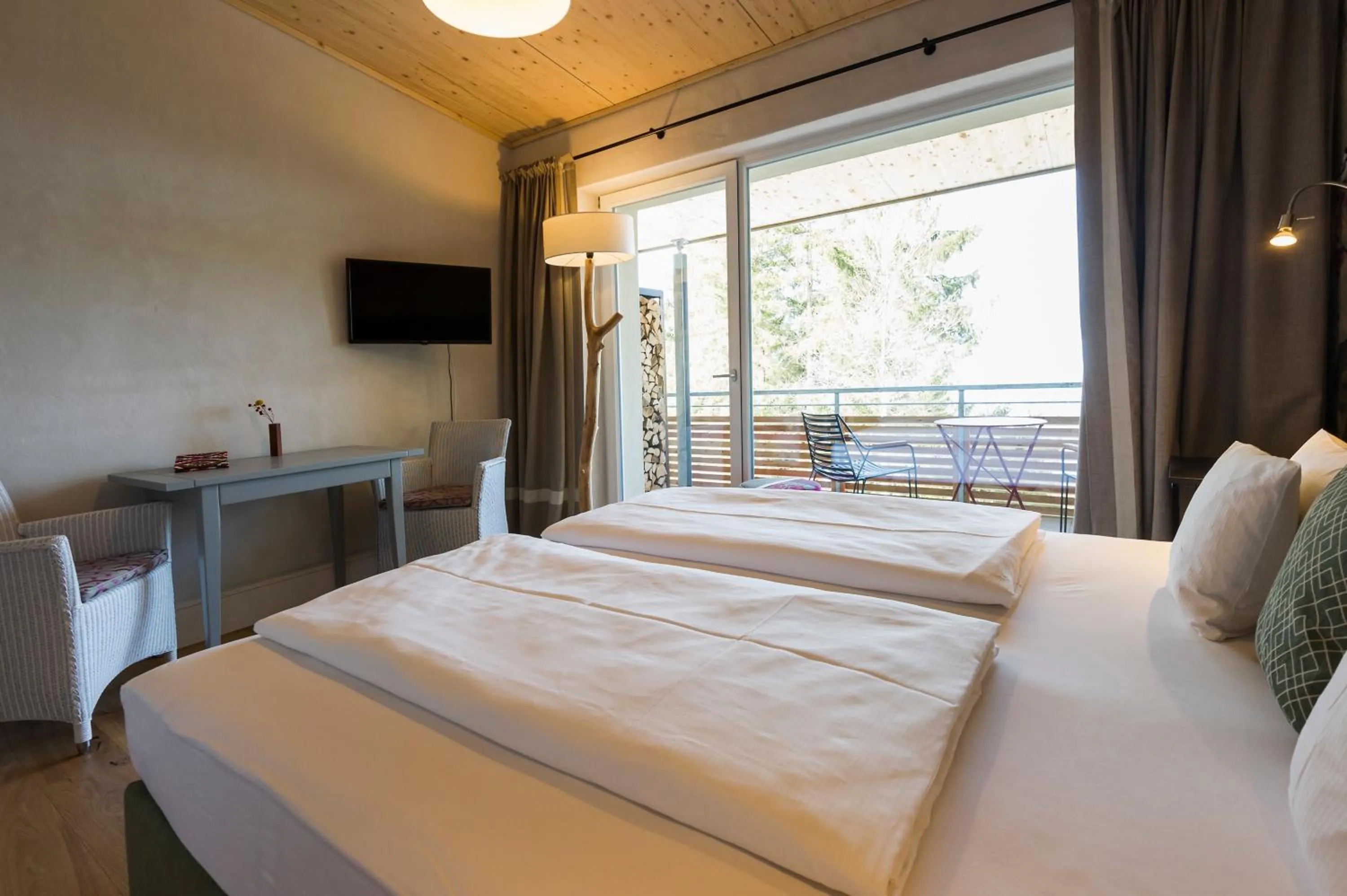 TV and multimedia, Bed in Berghaus Freiburg - Appartement Hotel auf dem Schauinsland