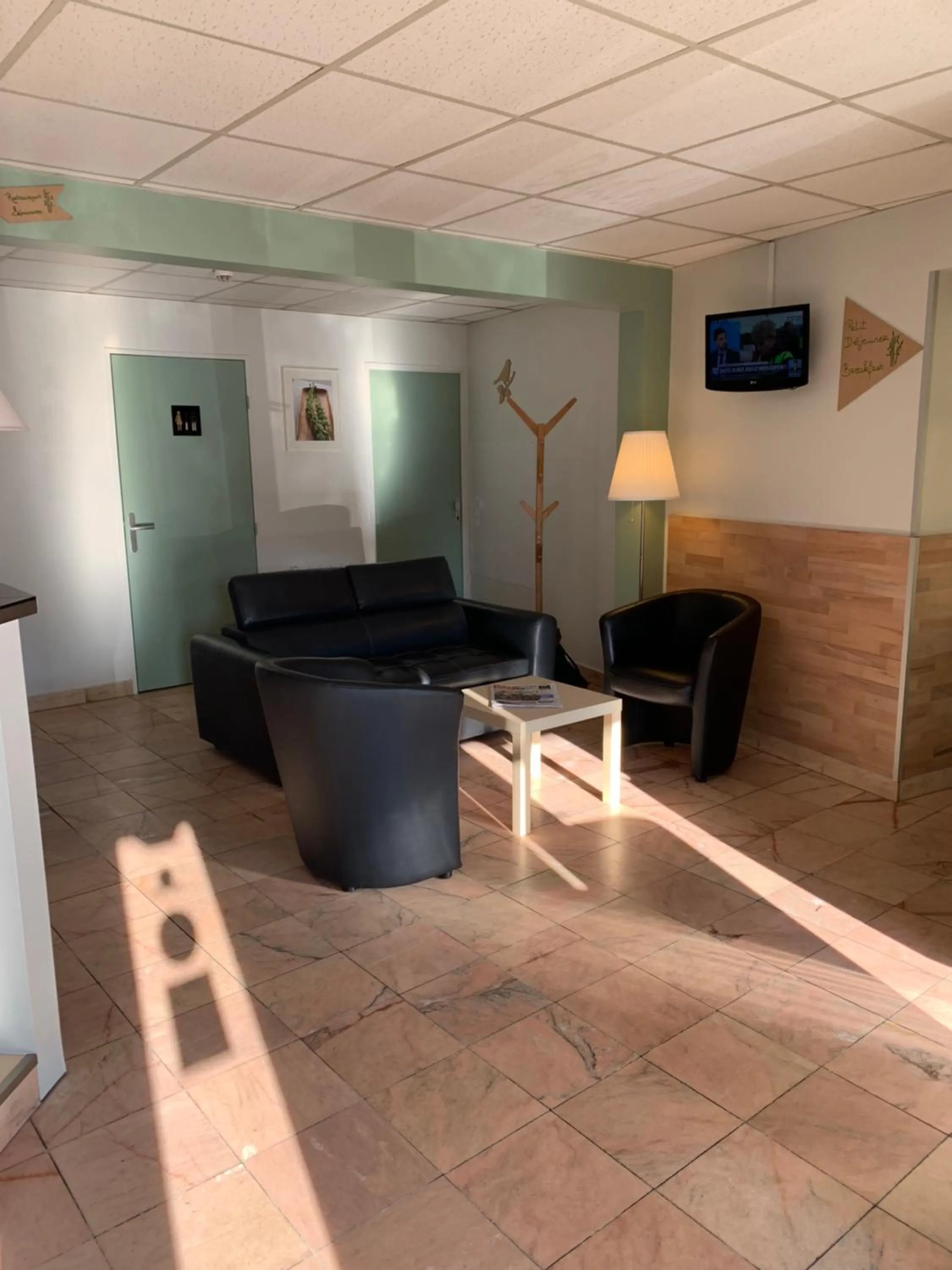 Communal lounge/ TV room in Hôtel Bagatelle