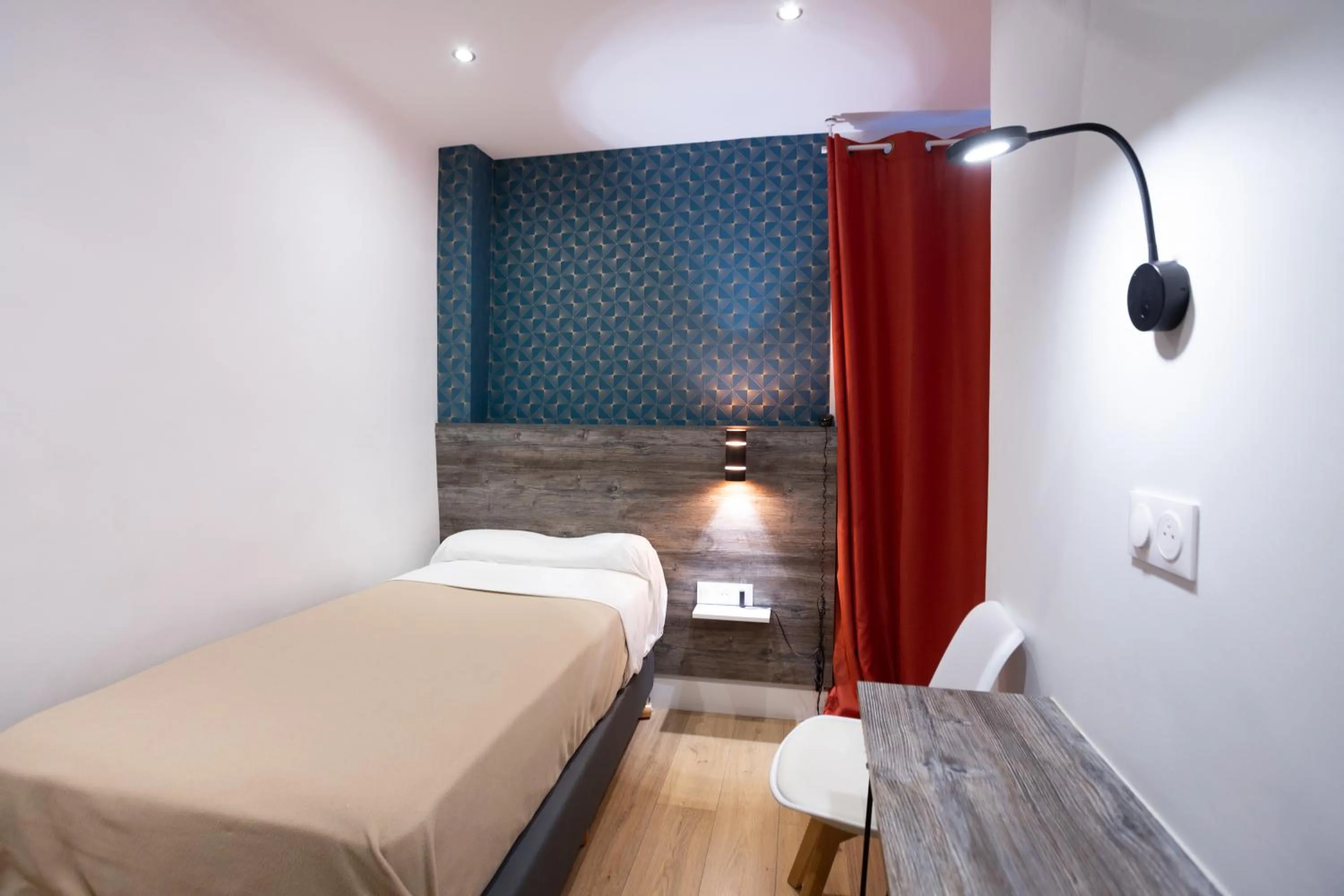 Bed in Hotel Leonard De Vinci 75011