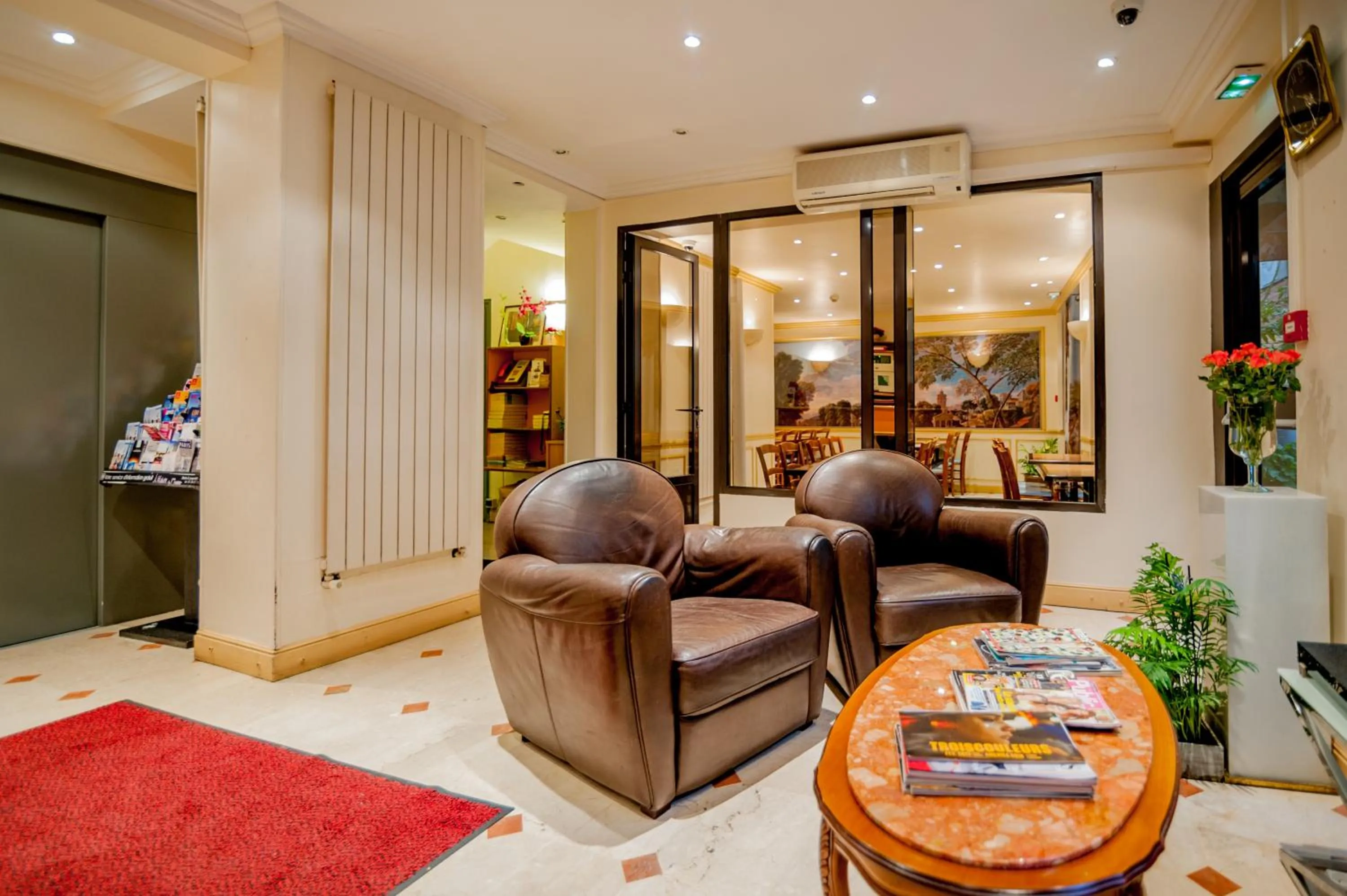 Lobby or reception in Hotel Leonard De Vinci 75011