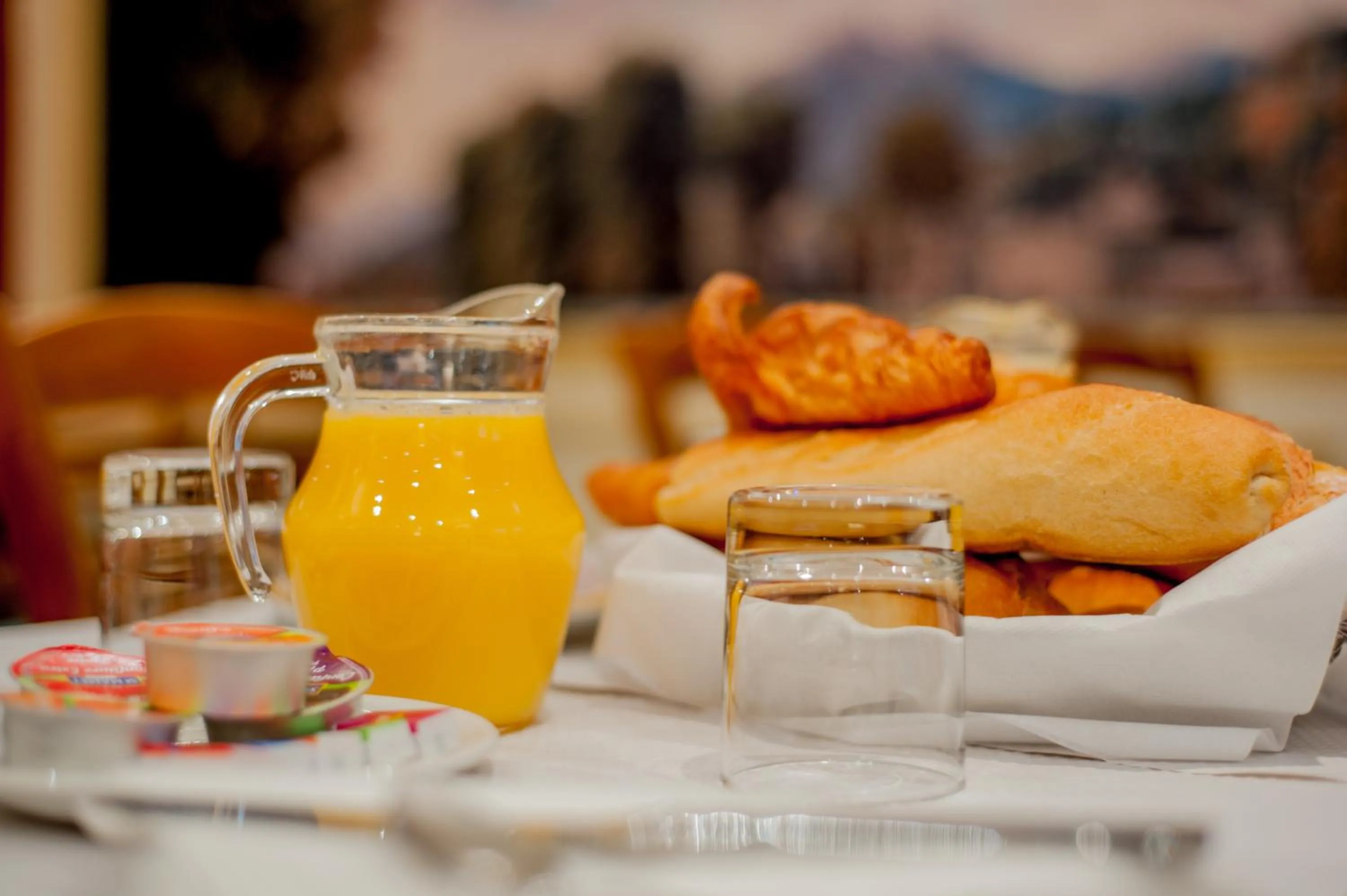 Continental breakfast in Hotel Leonard De Vinci 75011