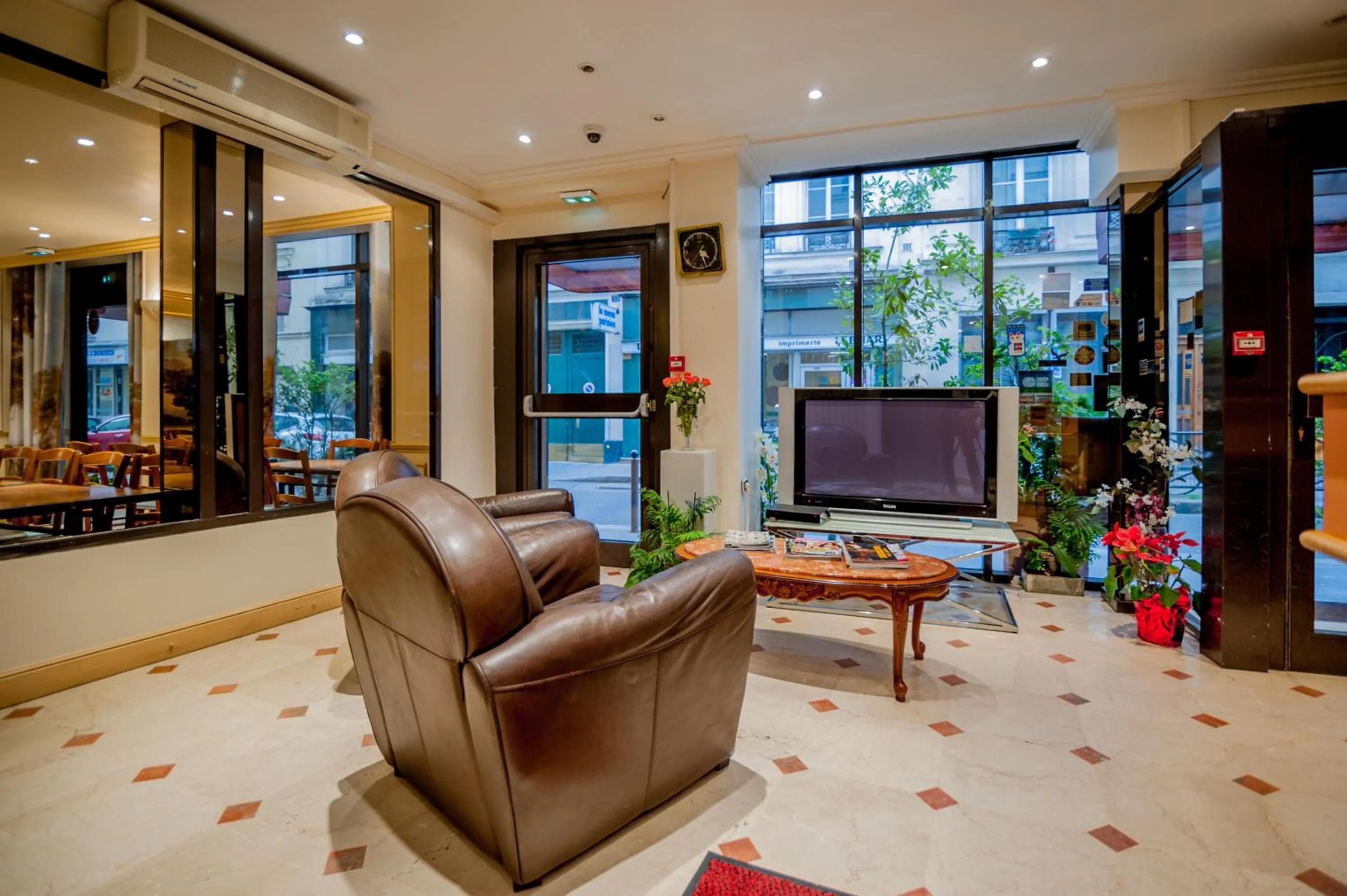 Lobby or reception in Hotel Leonard De Vinci 75011