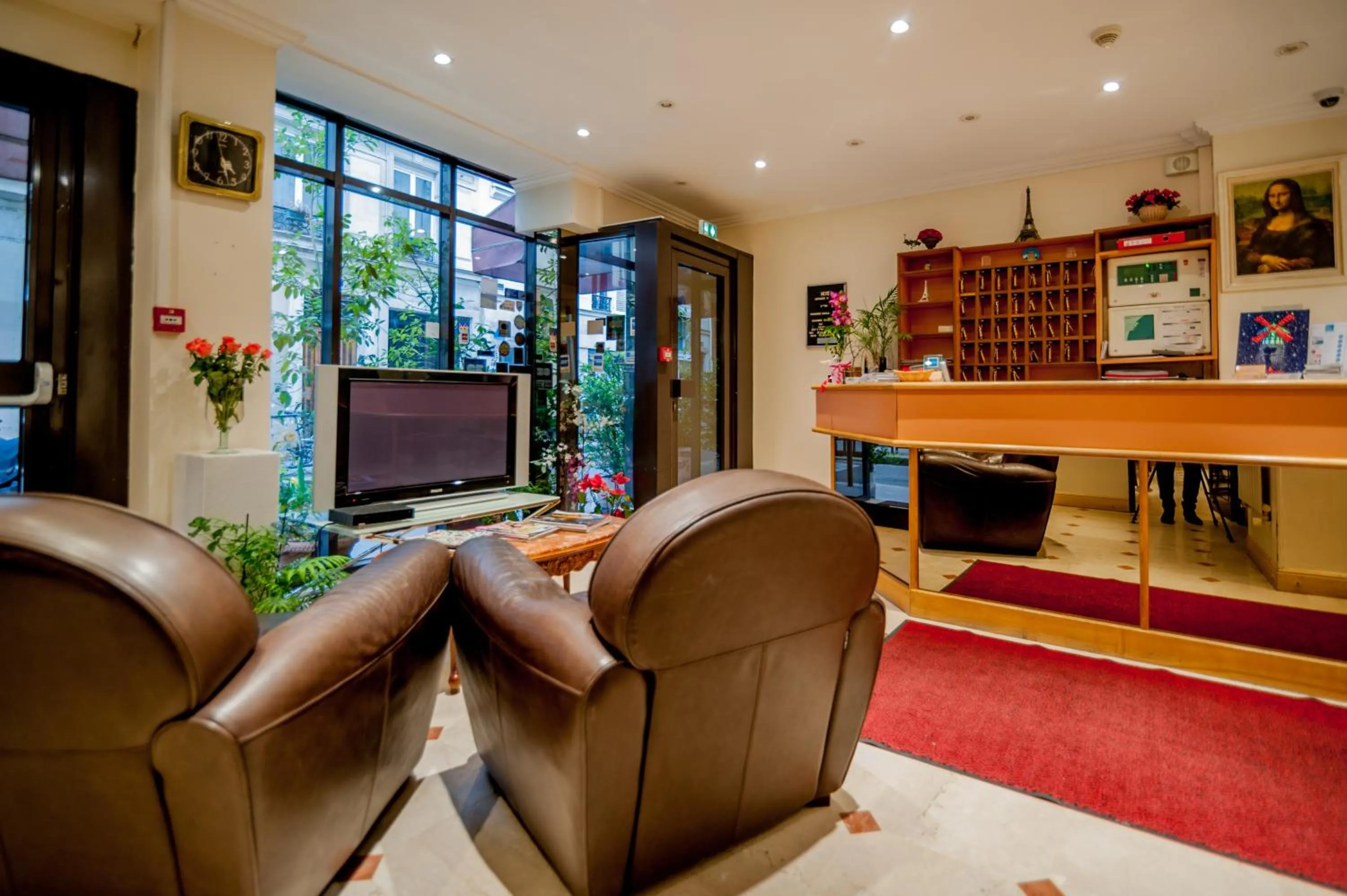 Lobby or reception in Hotel Leonard De Vinci 75011