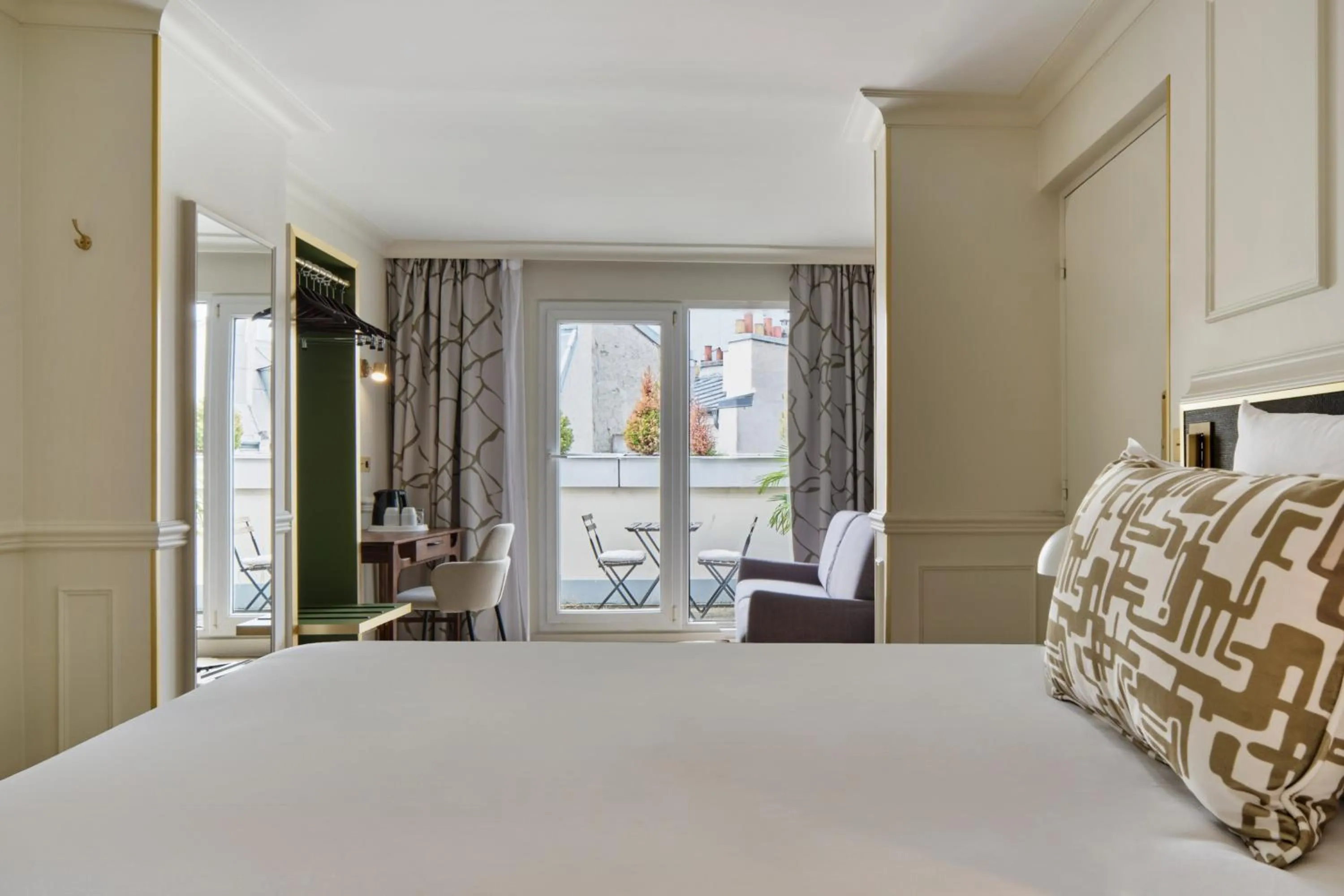 Photo of the whole room, Bed in Posy Hotel by Happyculture