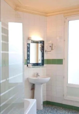 Bathroom in Avenir Hotel Montmartre