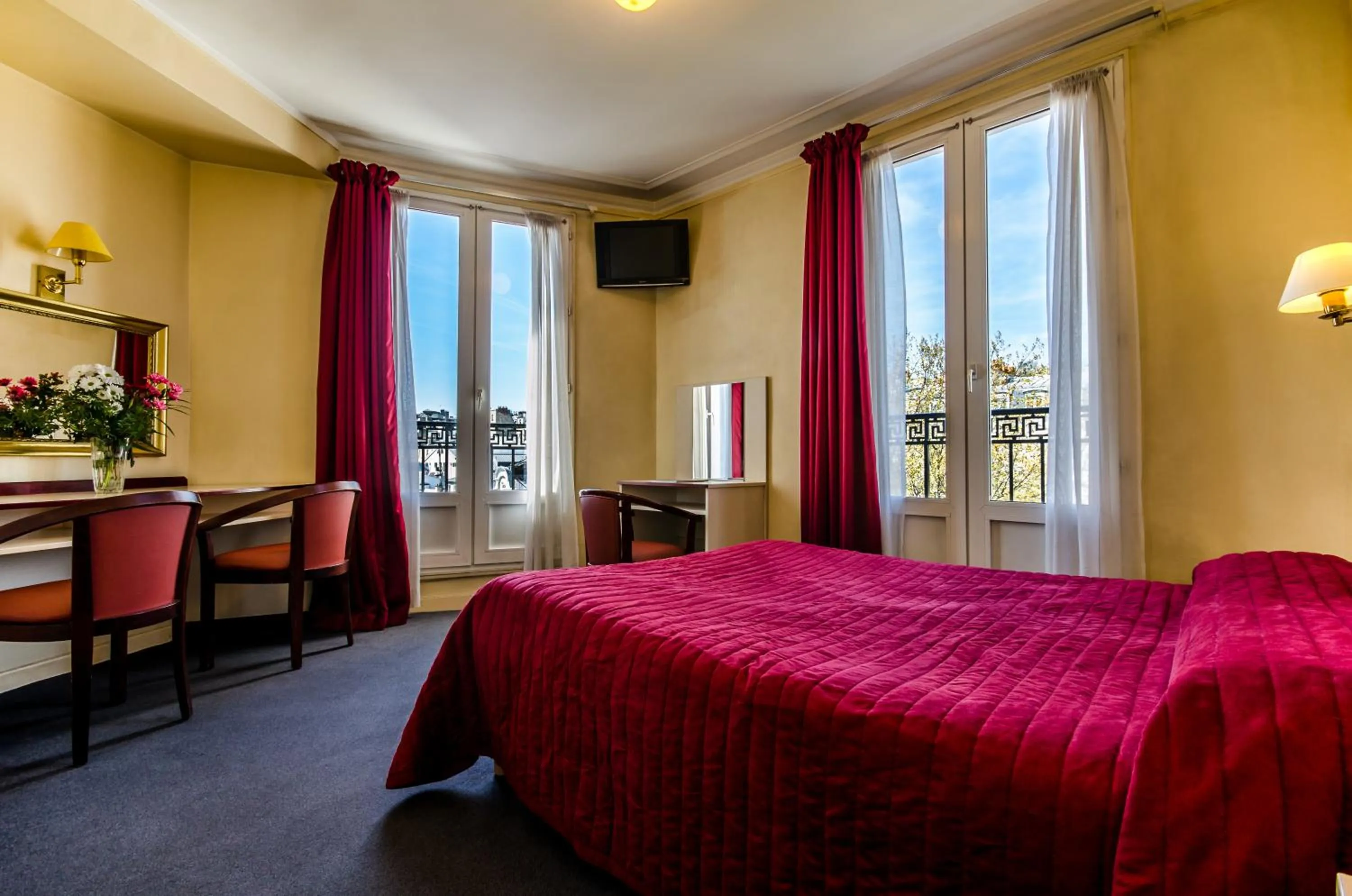 Photo of the whole room, Bed in Avenir Hotel Montmartre