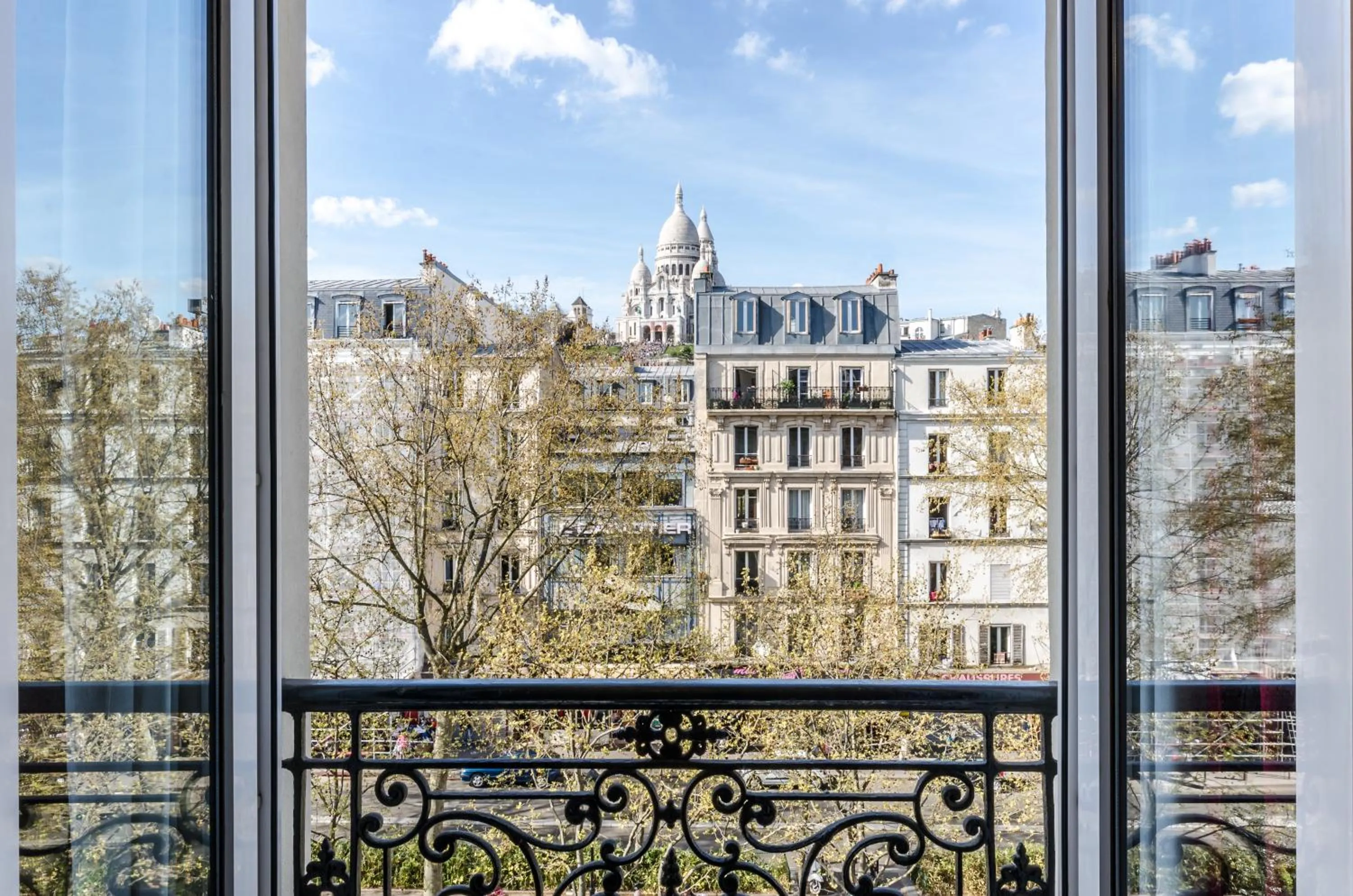Landmark view in Avenir Hotel Montmartre