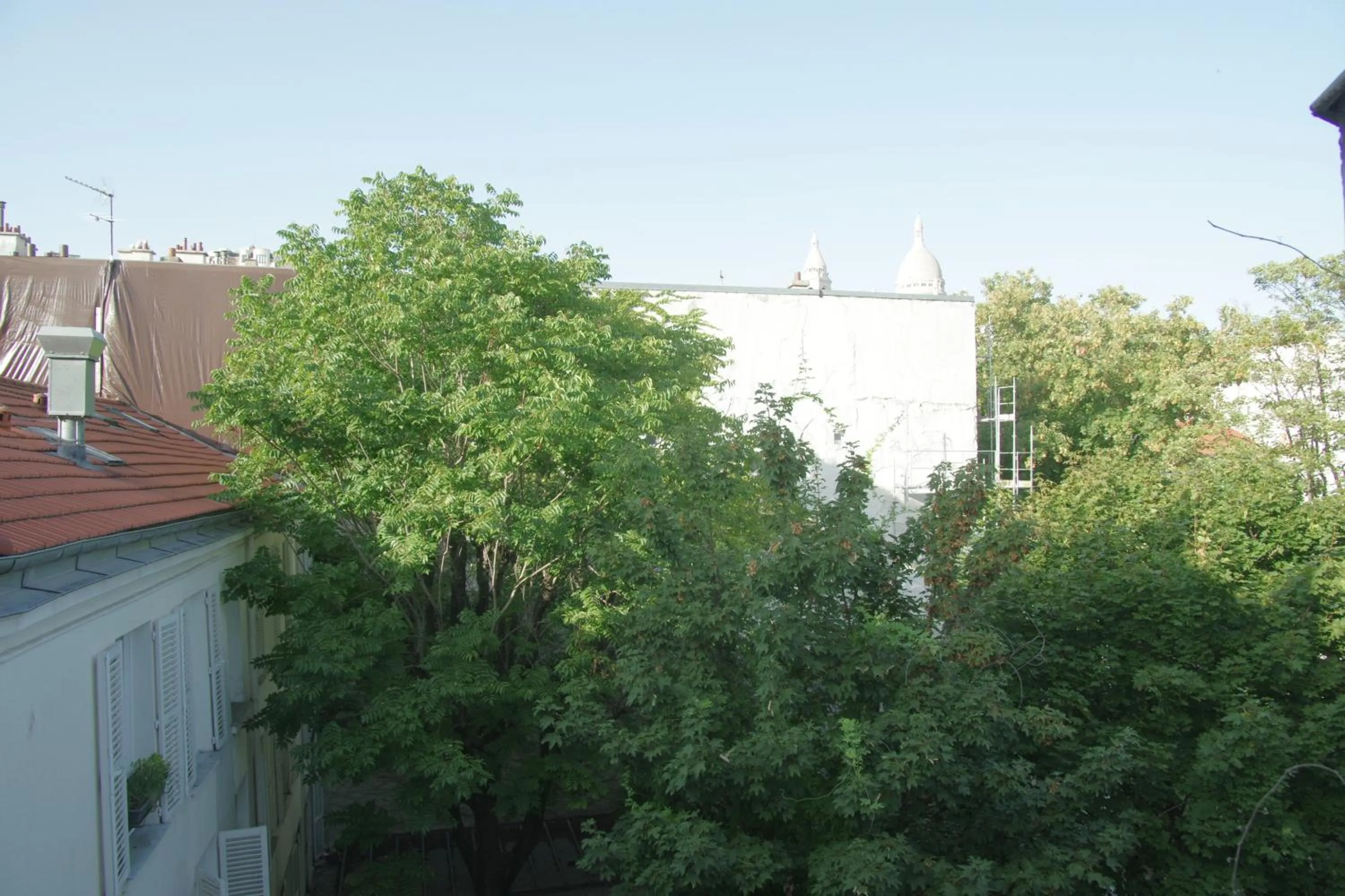 Garden view in Hôtel Regyn's Montmartre