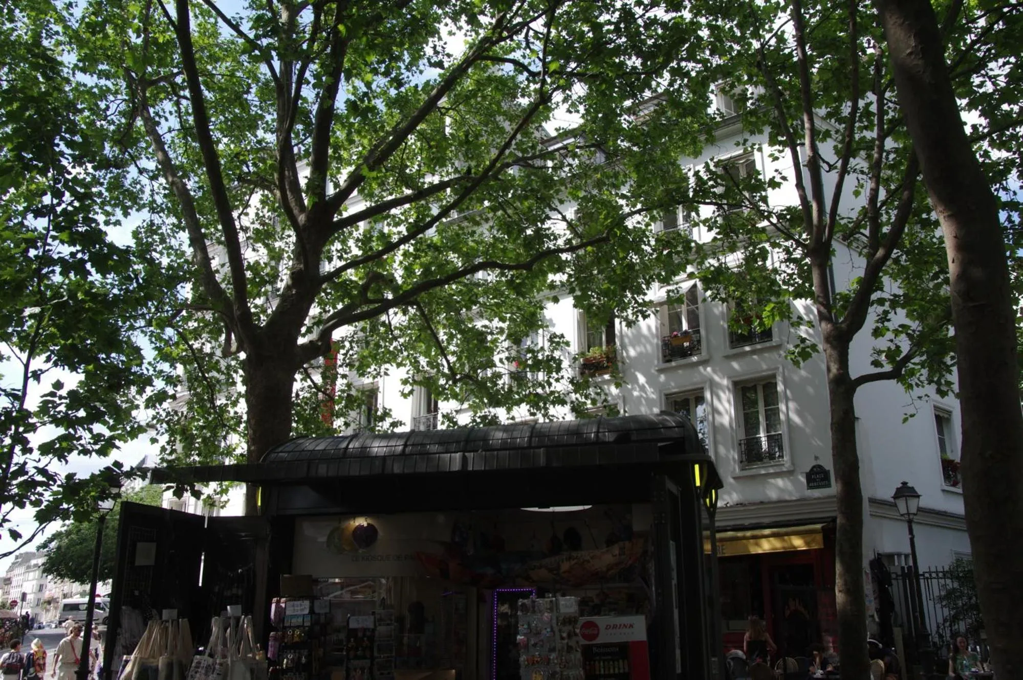 Property building in Hôtel Regyn's Montmartre