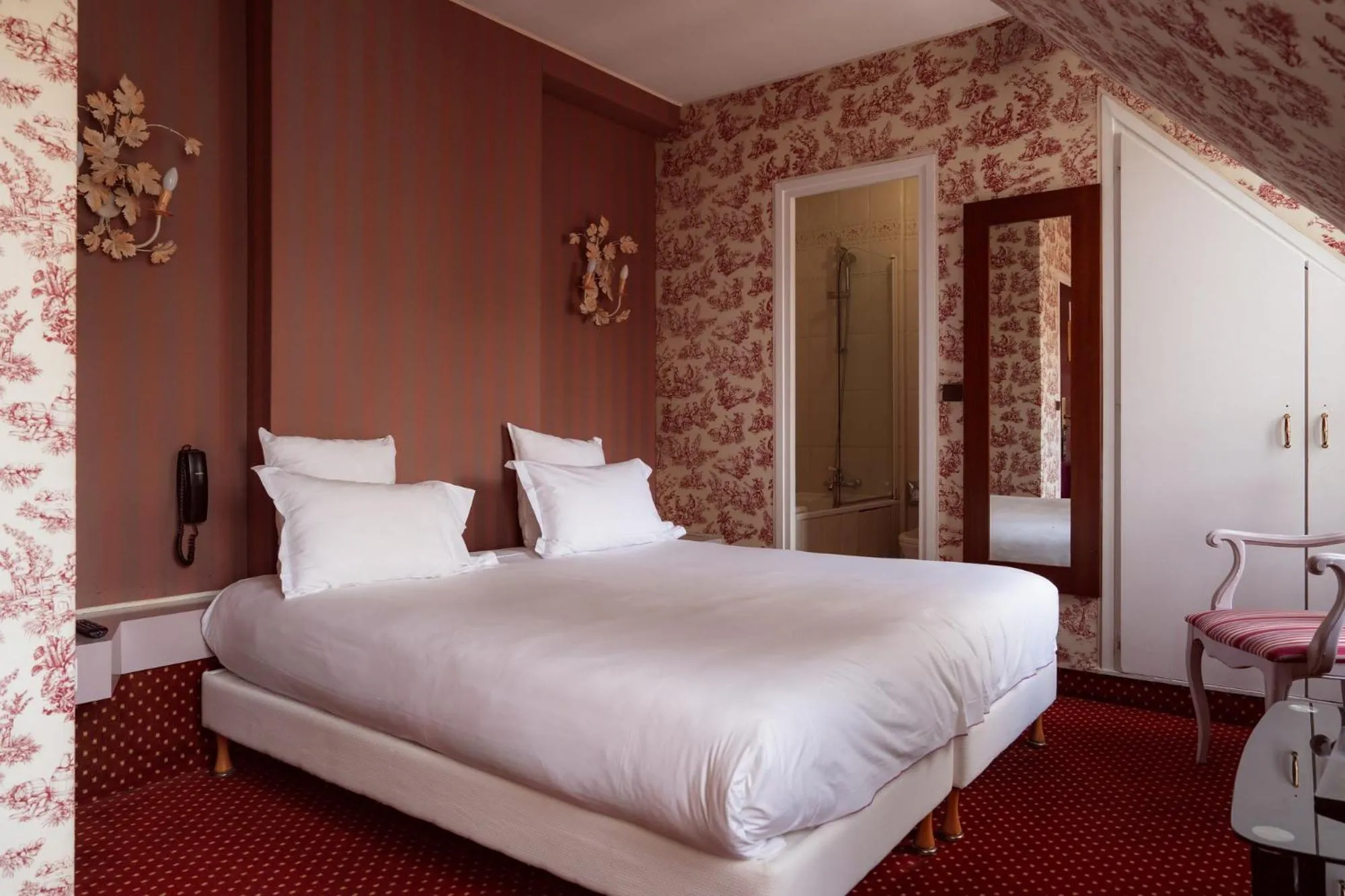 Photo of the whole room, Bed in Hôtel Regyn's Montmartre