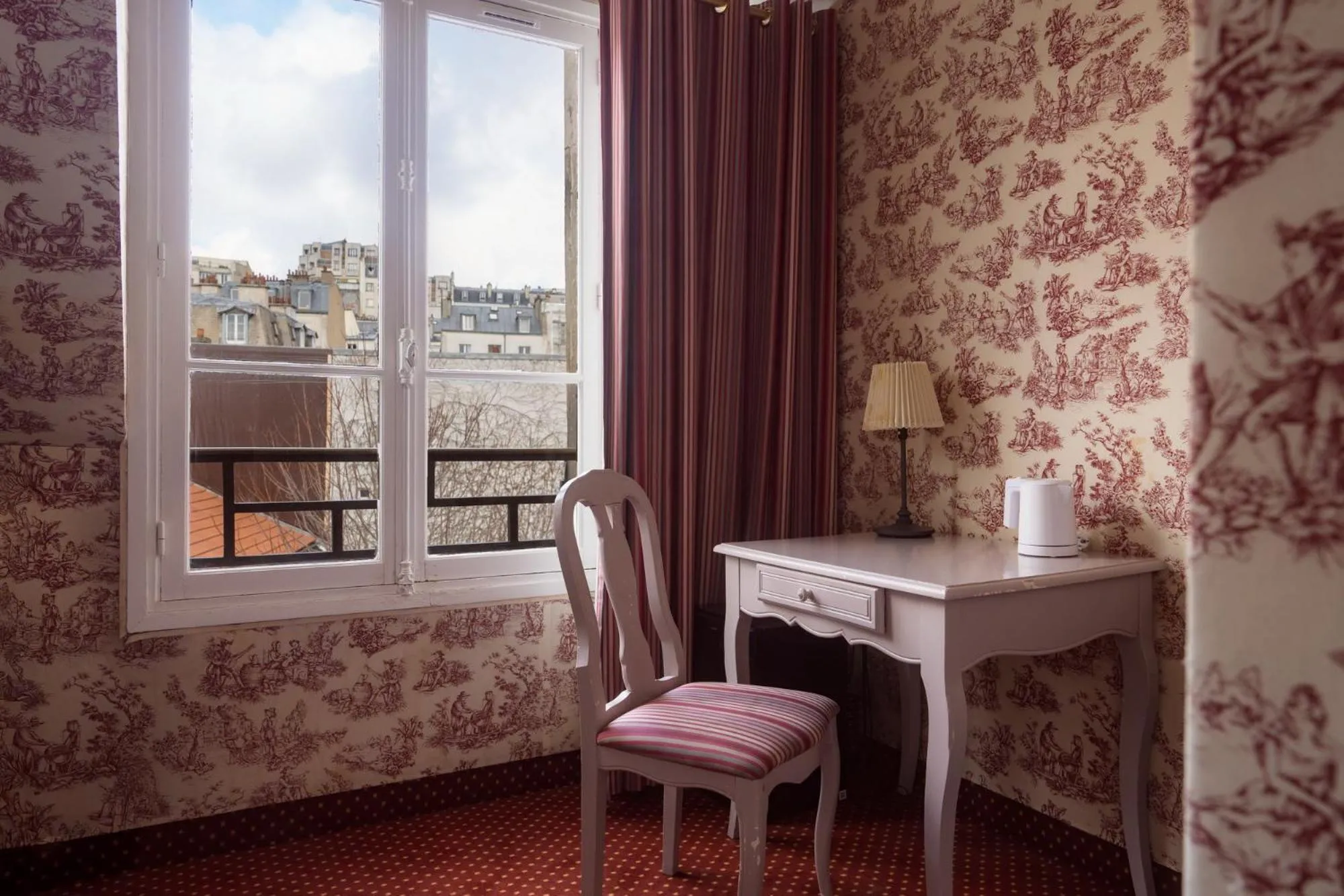 Photo of the whole room in Hôtel Regyn's Montmartre