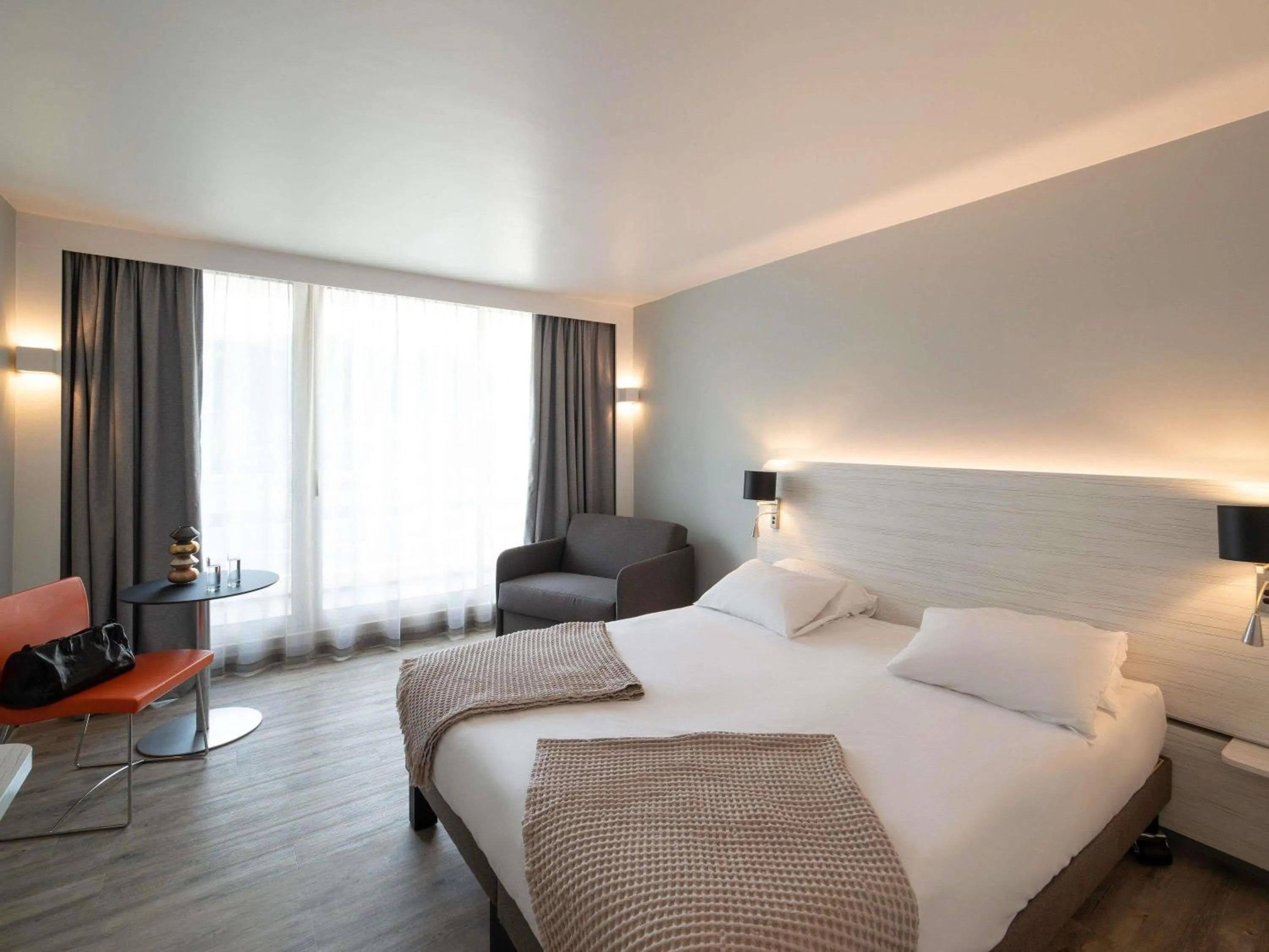 Property building, Bed in Novotel La Grande Motte Golf