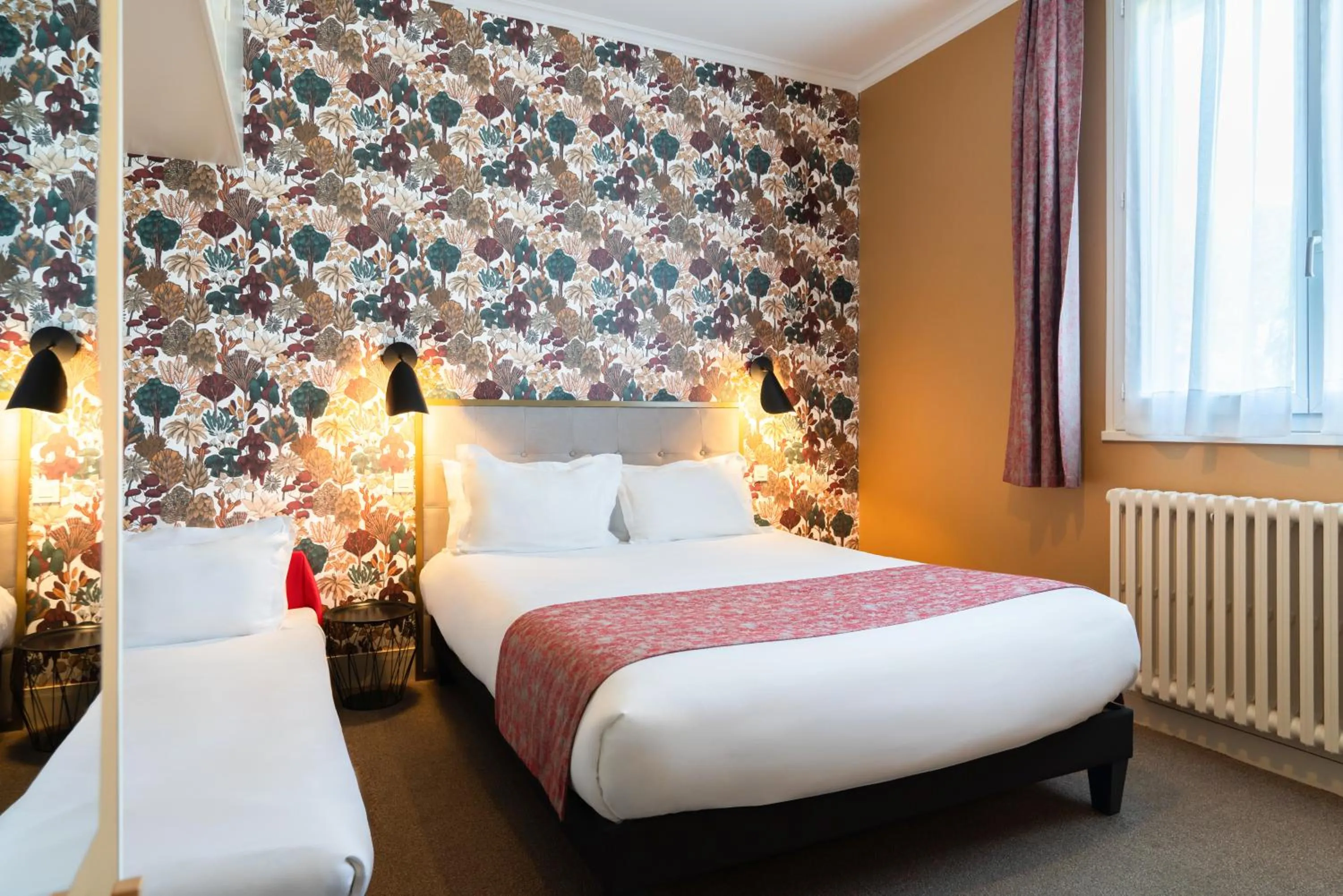 Bedroom, Bed in The Originals Boutique, Hôtel Normandie, Auxerre