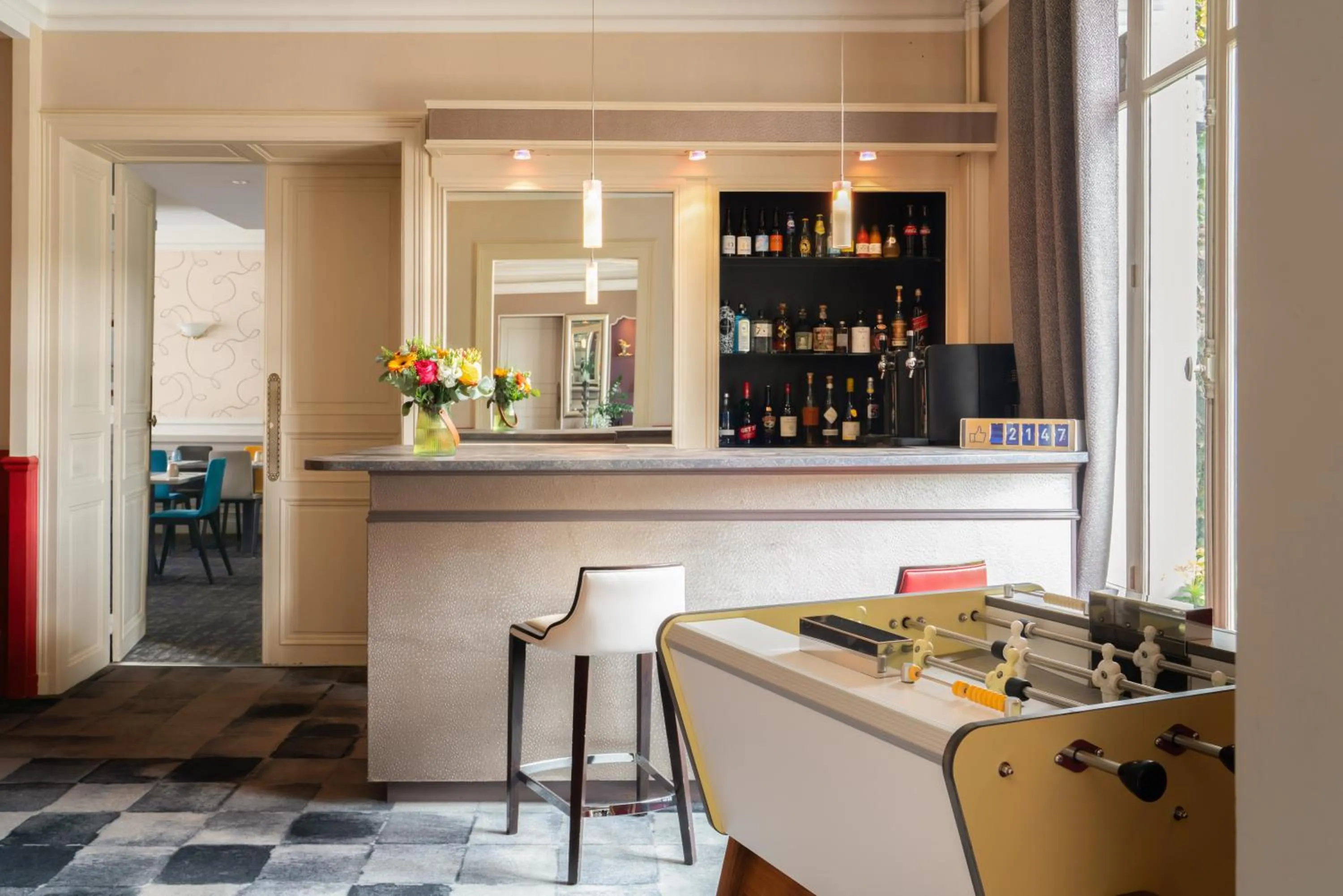 Billiard in The Originals Boutique, Hôtel Normandie, Auxerre