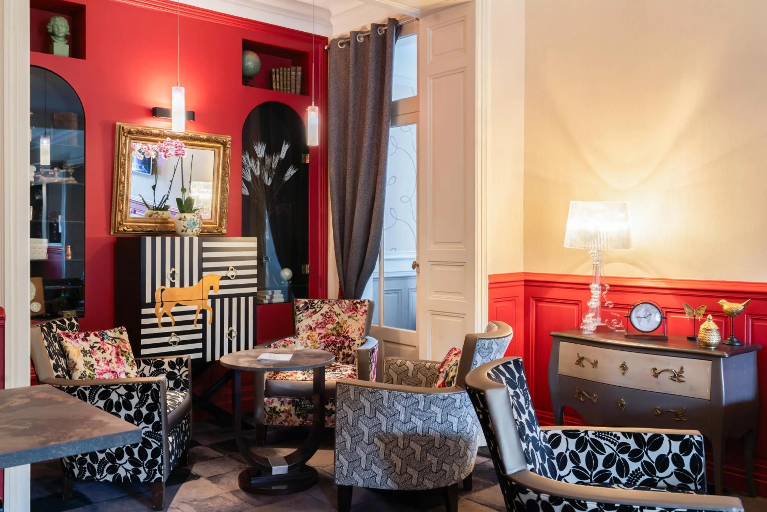 Lounge or bar in The Originals Boutique, Hôtel Normandie, Auxerre